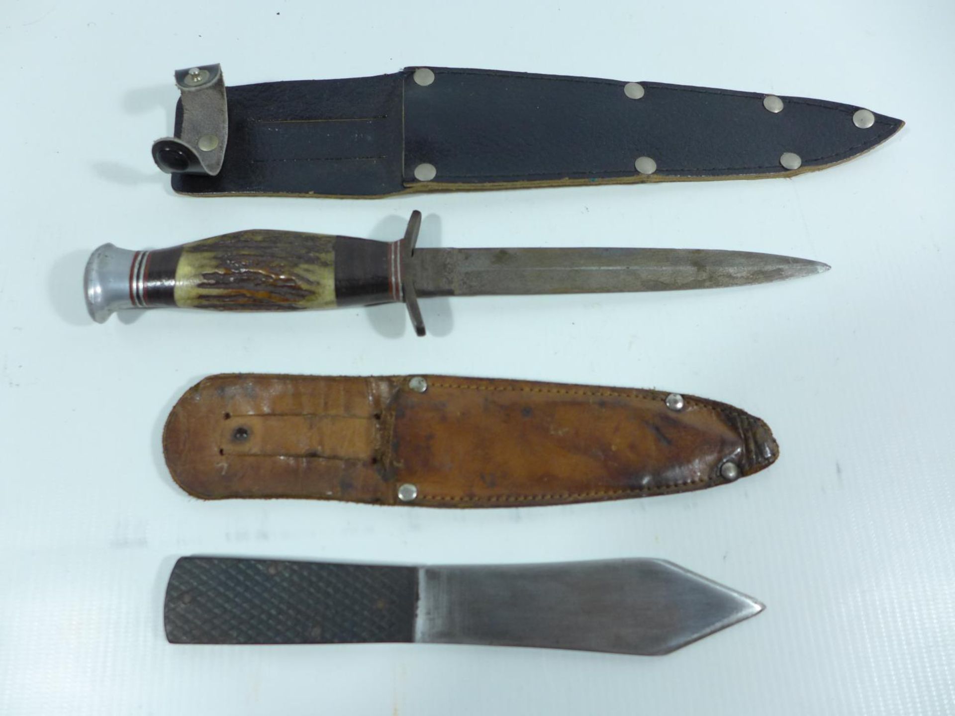 A HUNTING KNIFE AND SCABBARD, 15CM BLADE, LENGTH 26.5CM, THROWING KNIFE AND SCABBARD, 11CM BLADE,