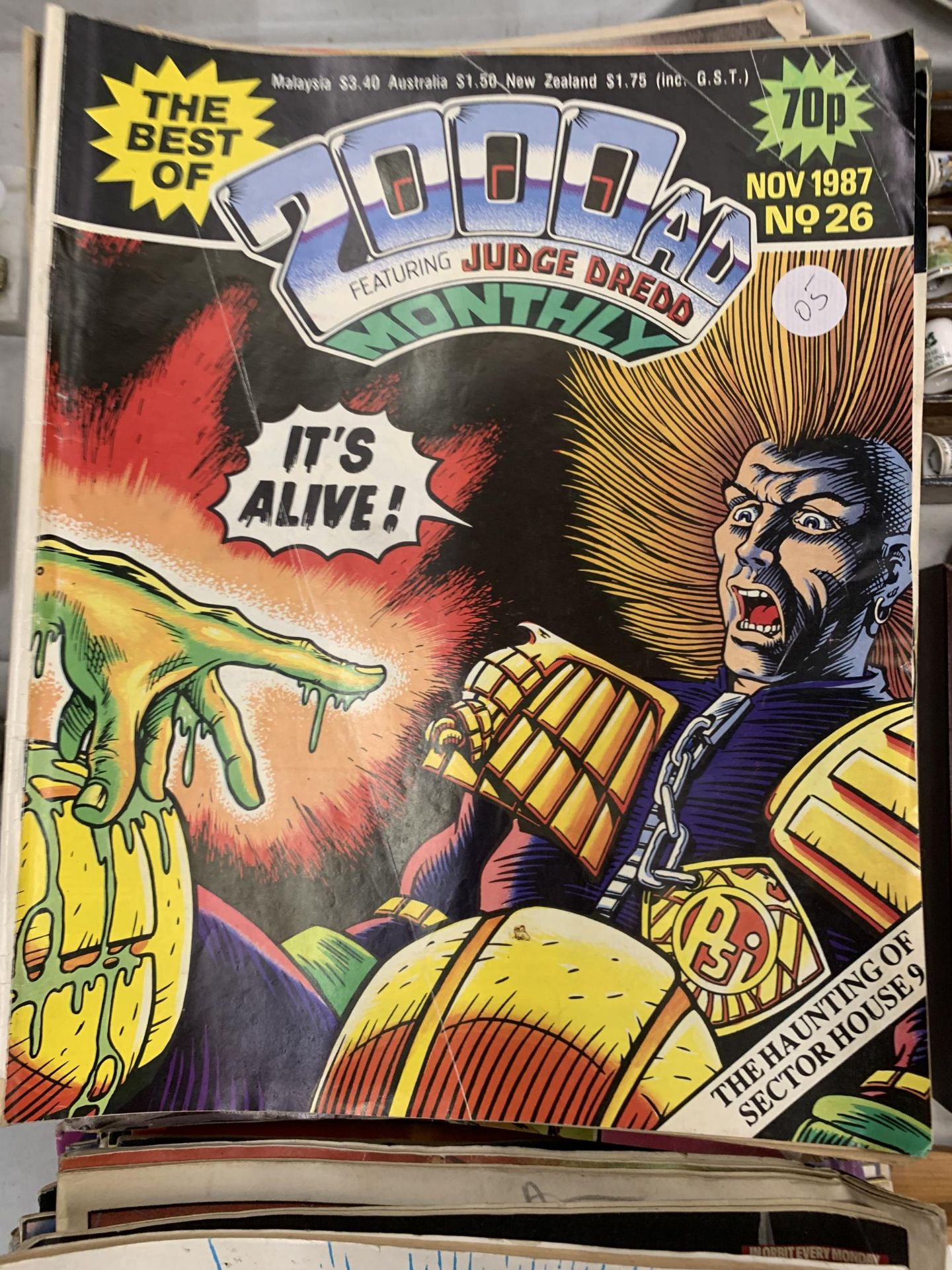 A COLLECTION OF VINTAGE 2000 AD COMICS - Image 3 of 4