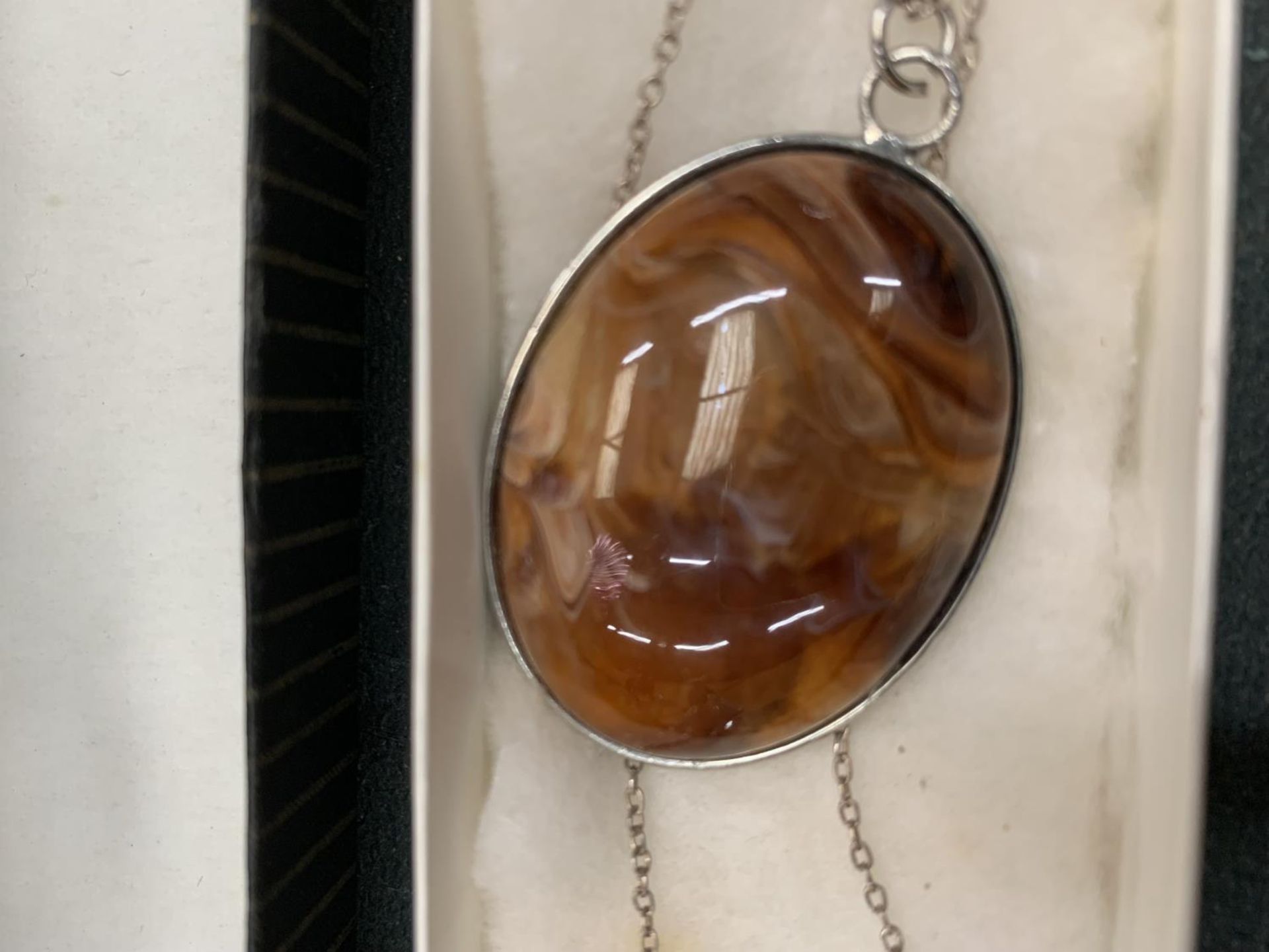 A BOXED AGATE PENDANT ON A CHAIN - Image 2 of 3