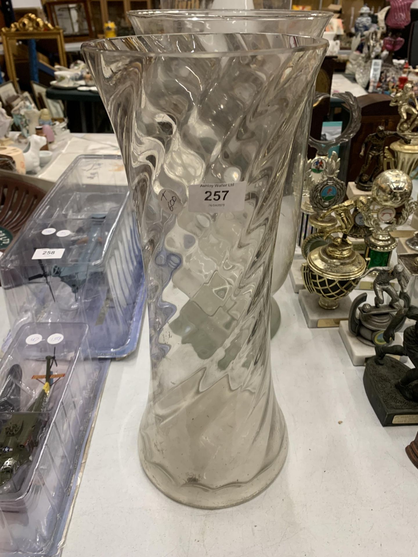 THREE LARGE CLEAR GLASS VASES TO INCLUDE TWIST DESIGN EXAMPLE - Image 2 of 4