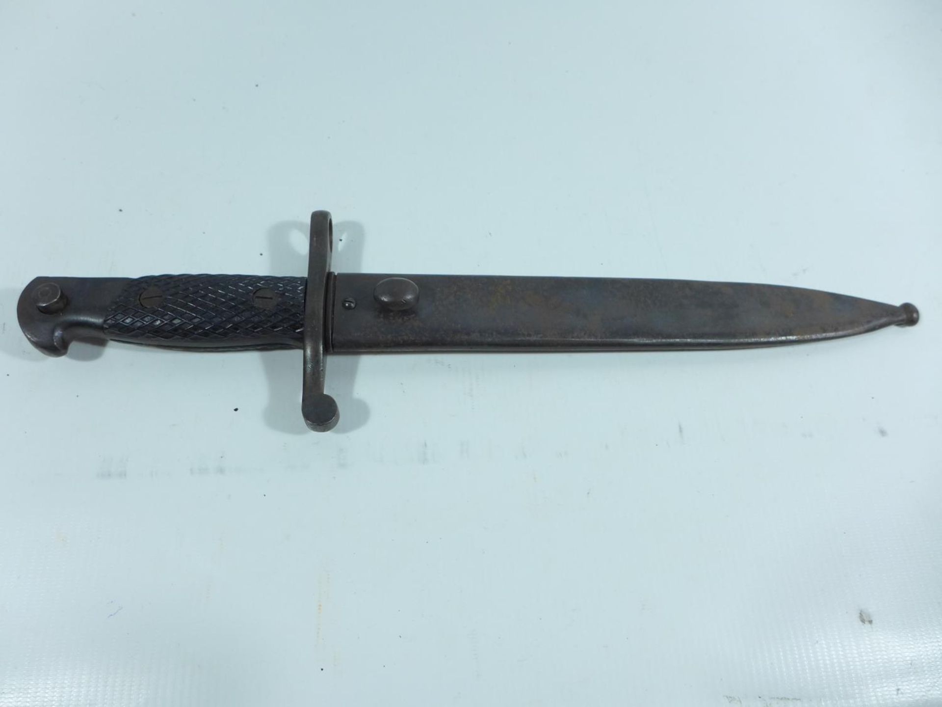A SPANISH BOLO BAYONET AND SCABBARD, BLADE 24.5CM, LENGTH 40CM - Image 5 of 5