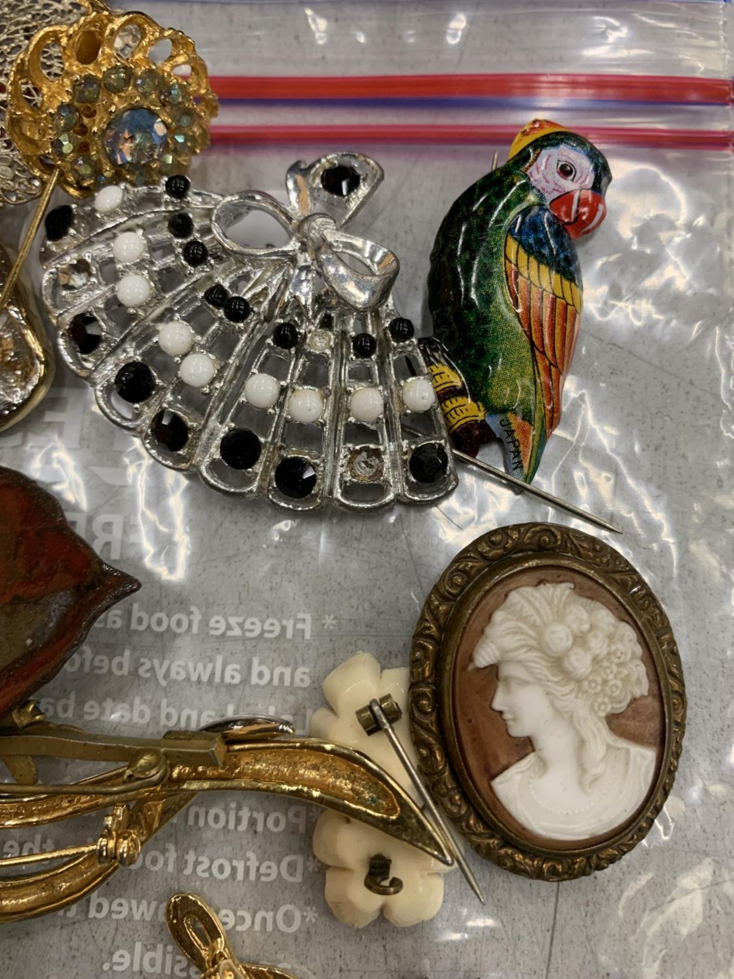 A COLLECTION OF VINTAGE AND MODERN COSTUME JEWELLERY BROOCHES - Image 3 of 5