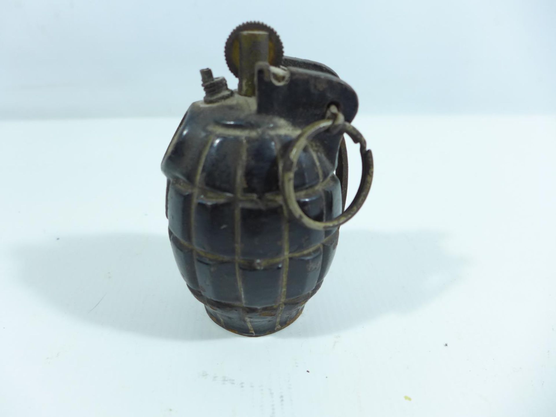 A WORLD WAR II PERIOD GRENADE MADE INTO A LIGHTER, HEIGHT 10CM