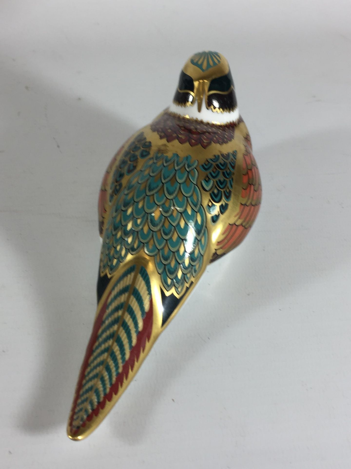 A ROYAL CROWN DERBY WOODLAND PHEASANT COLLECTORS GUILD PAPERWEIGHT, GOLD STOPPER - Image 3 of 4