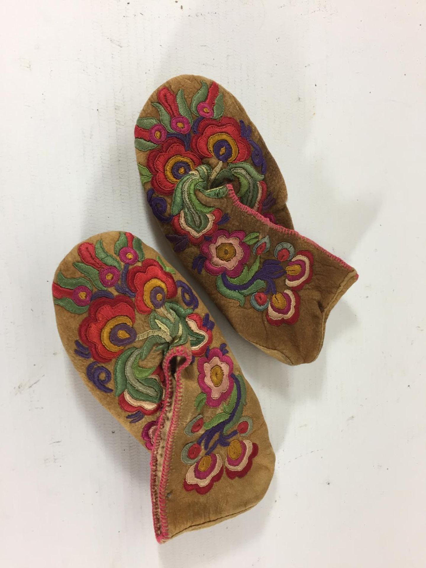 A PAIR OF EARLY TO MID 20TH CENTURY CANADIAN BABIES MOCCASINS, WITHHAND EMBROIDERED FLORAL