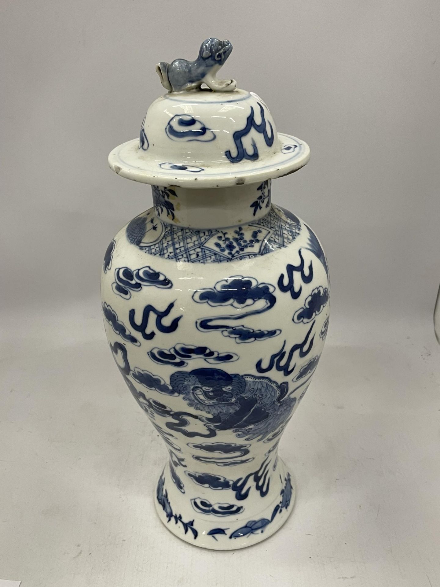 A LATE 19TH / EARLY 20TH CENTURY CHINESE BLUE AND WHITE KANGXI REVIVAL LIDDED VASE WITH MYTHICAL