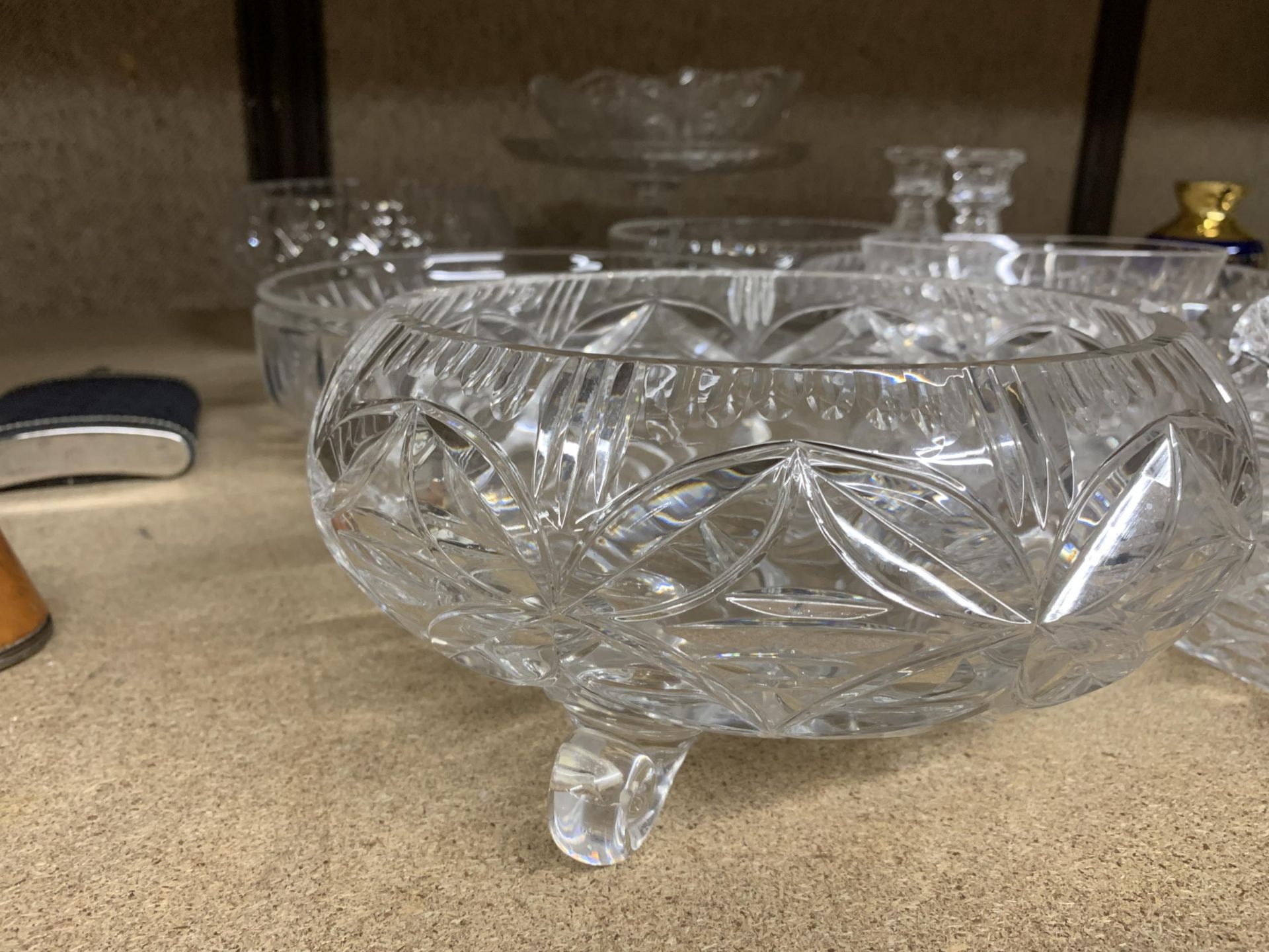 A LARGE QUANTITY OF GLASSWARE TO INCLUDE CUT GLASS BOWLS, CANDLESTICKS, A CAKE STAND, PART - Bild 3 aus 4