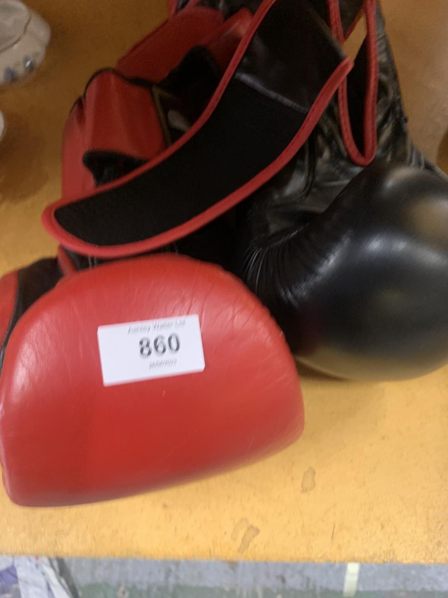 TWO PAIRS OF BOXING GLOVES FAMILY MARTIAL ARTS AND HEAVY HITTERS - Bild 2 aus 3