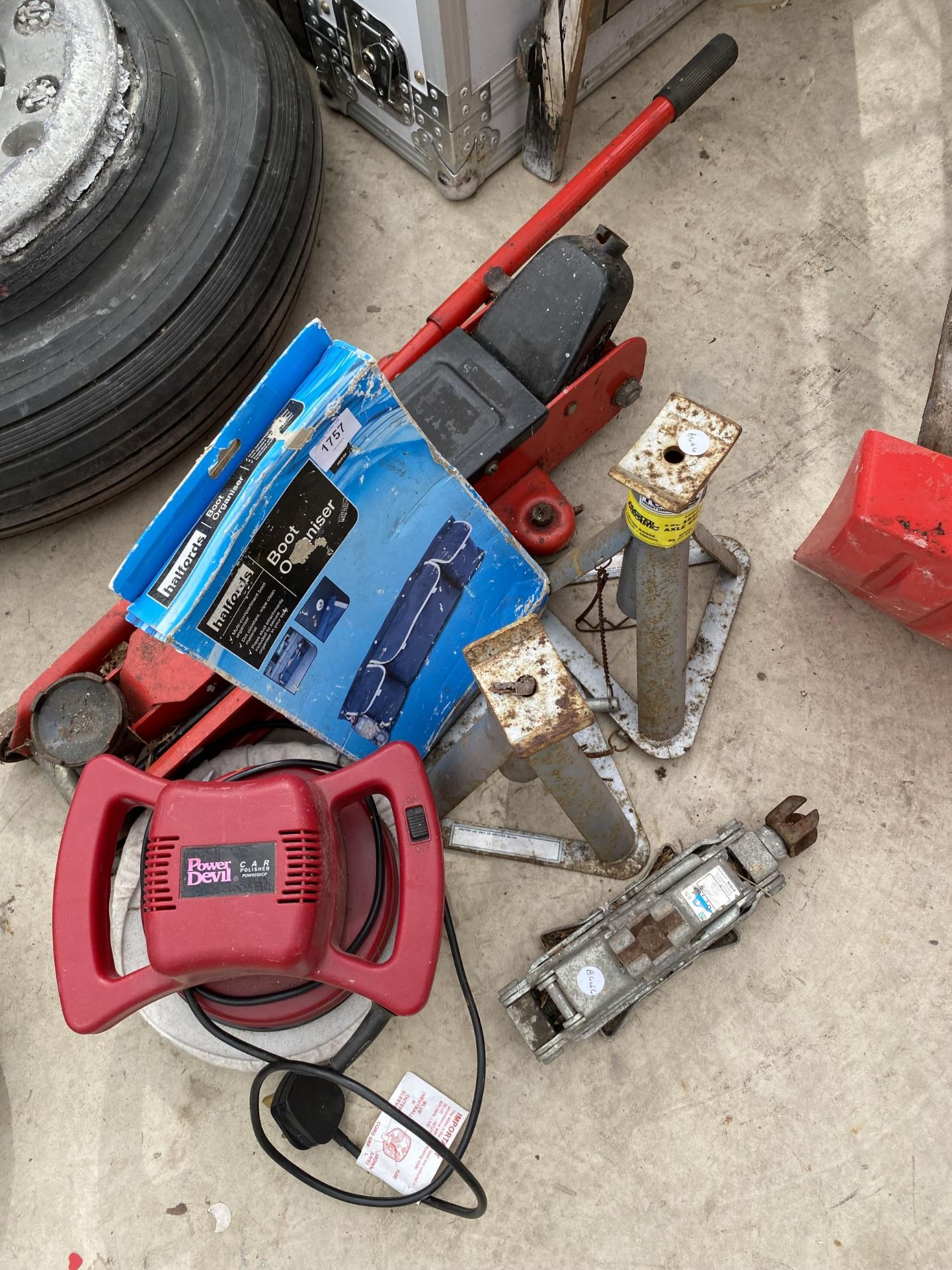 AN ASSORTMENT OF ITEMS TO INCLUDE A TROLLEY JACK, AXEL STANDS AND A CAR BUFFER ETC