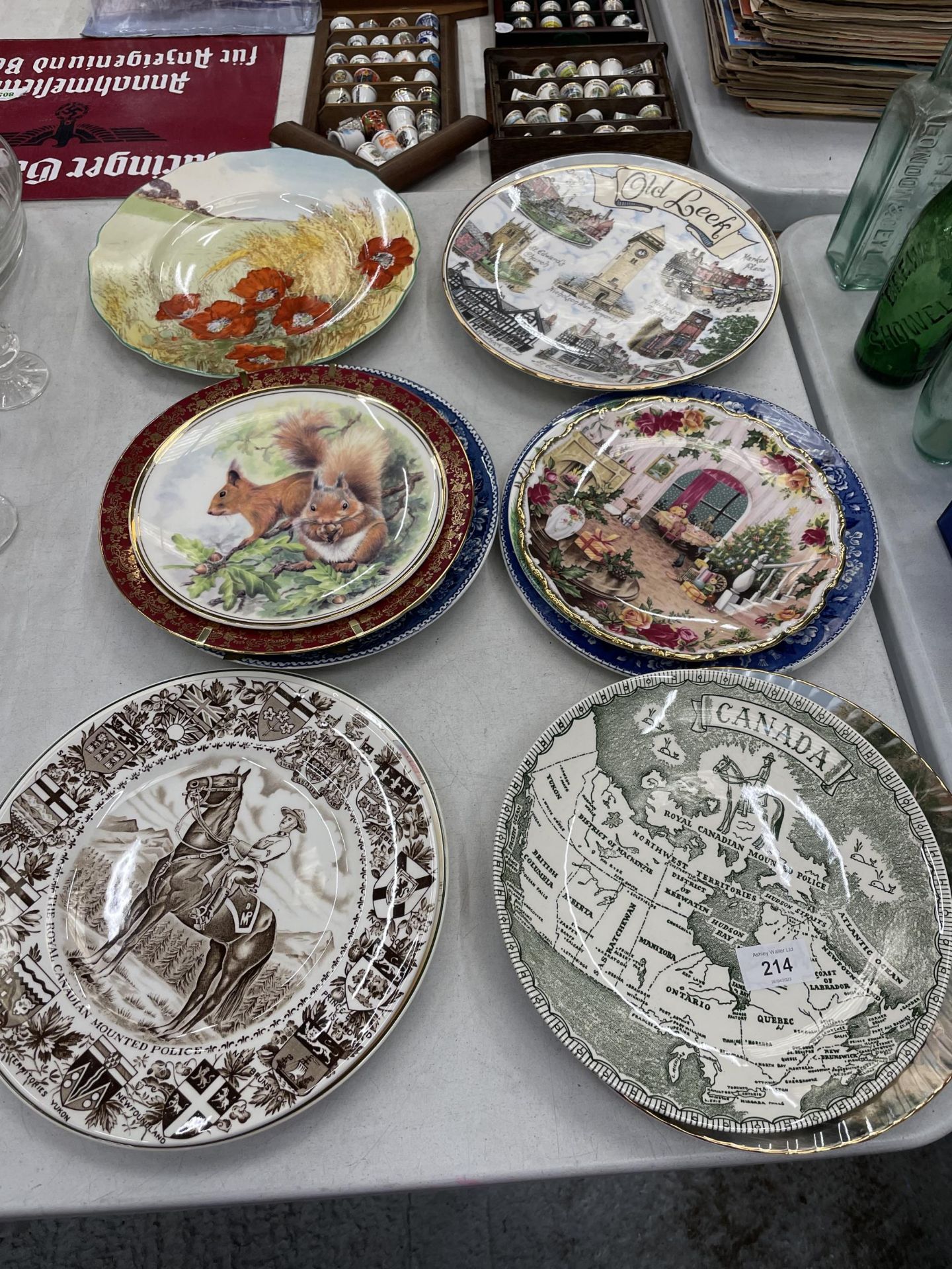 A LARGE QUANTITY OF CABINET/WALL PLATES TO INCLUDE OLD COUNTRY ROSES 'CHRISTMAS MAGIC', ROYAL