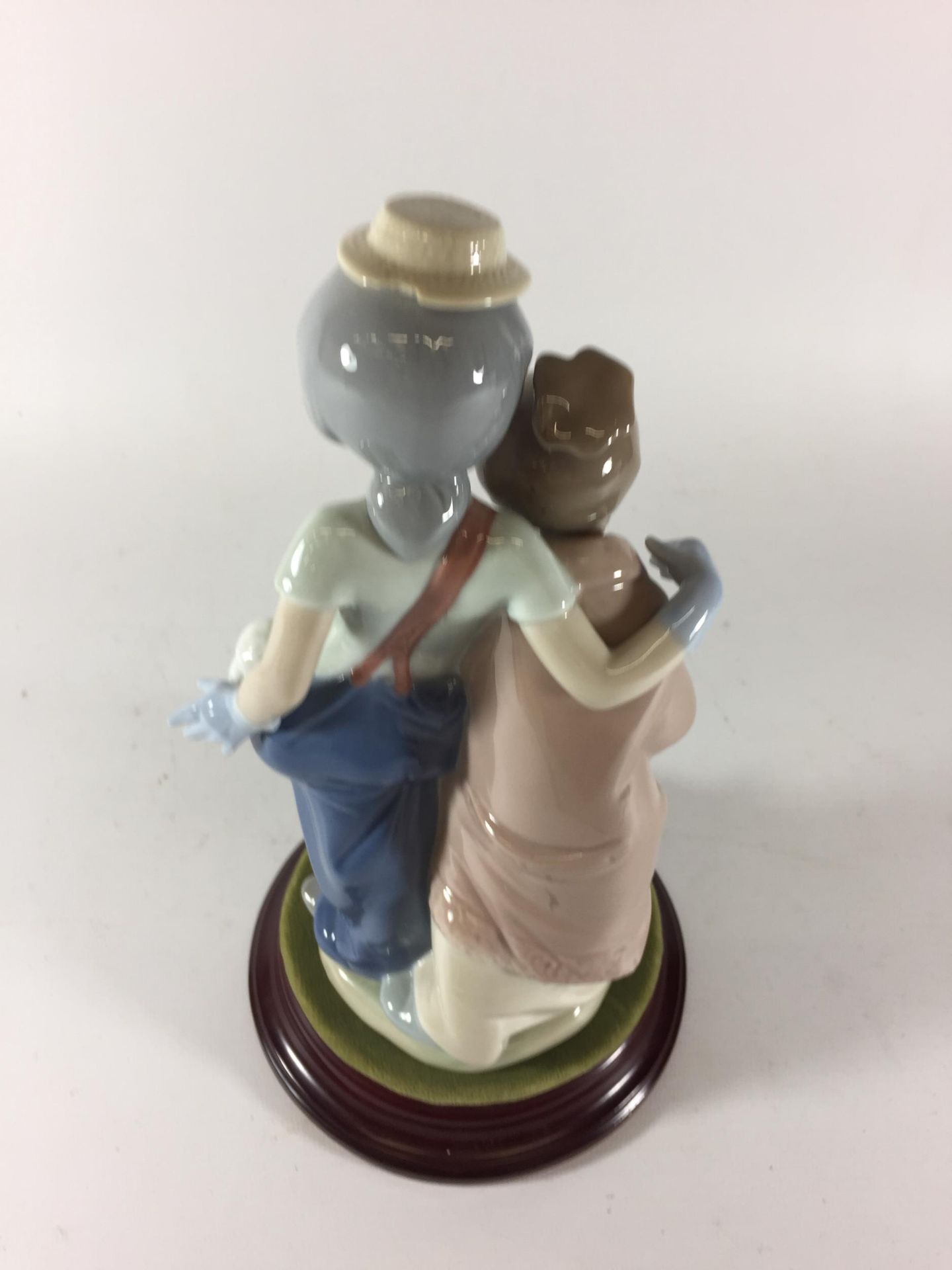 A LLADRO 'PALS FOREVER' CLOWN AND GIRL FIGURE GROUP, NO. 7686 (HAT A/F) - Image 3 of 4