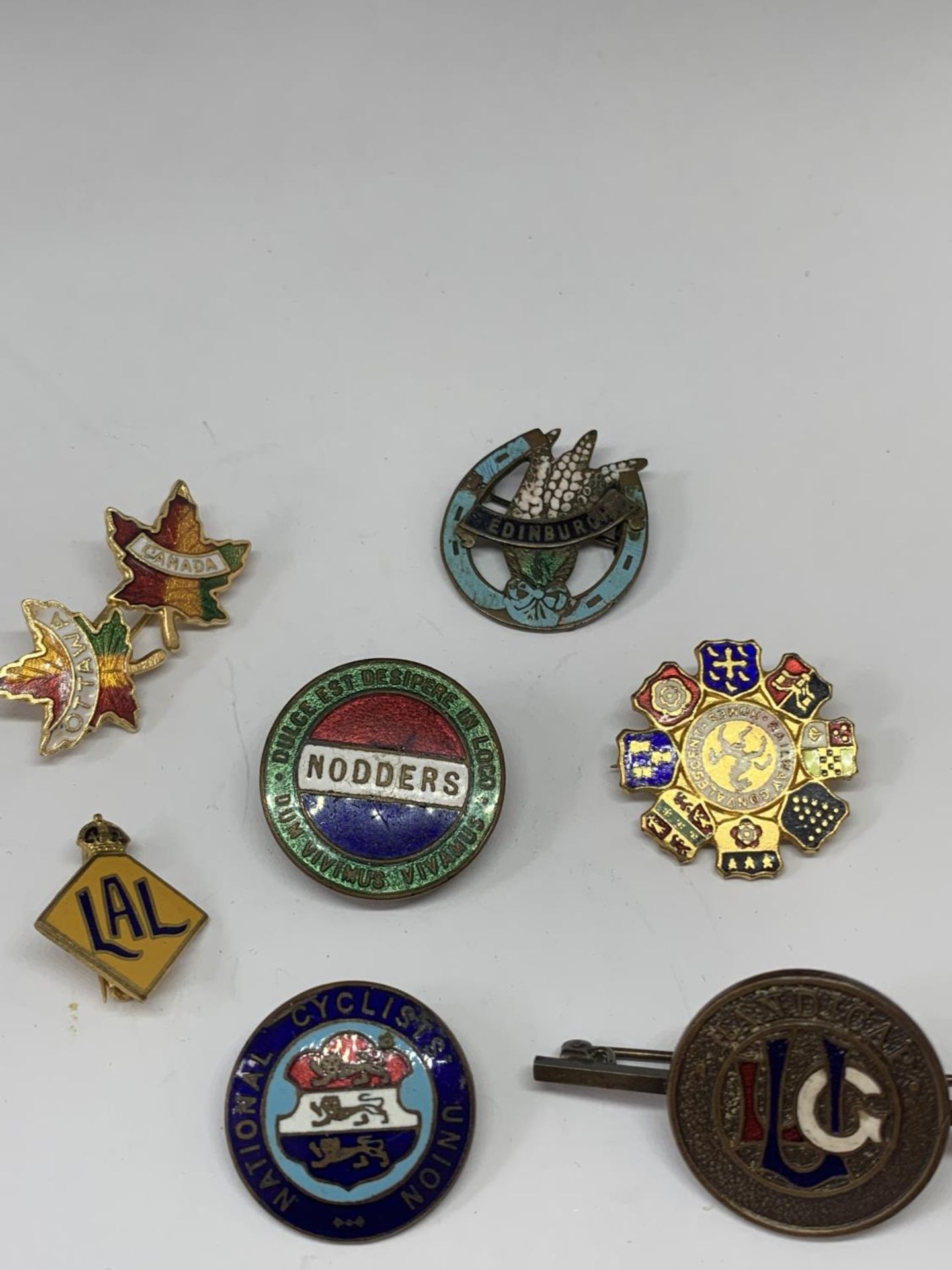 SEVEN VARIOUS BADGES AND A DRILLED 1911 CORONATION MEDAL - Image 2 of 3
