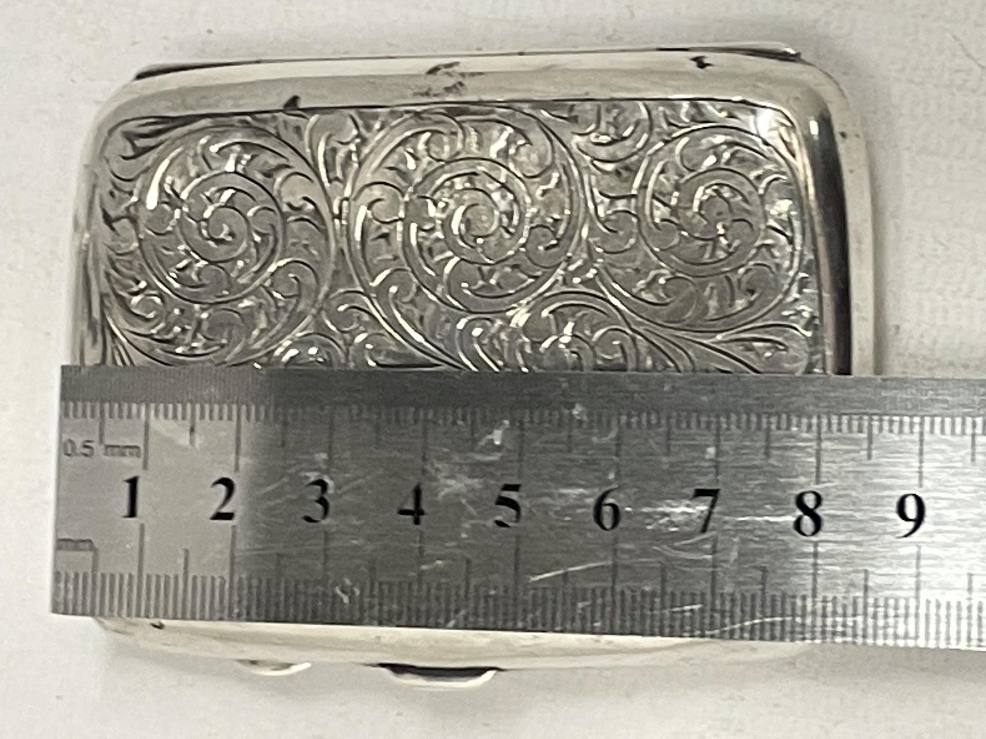 A BIRMINGHAM HALLMARKED SILVER CIGARETTE CASE, LENGTH 8CM - Image 6 of 6