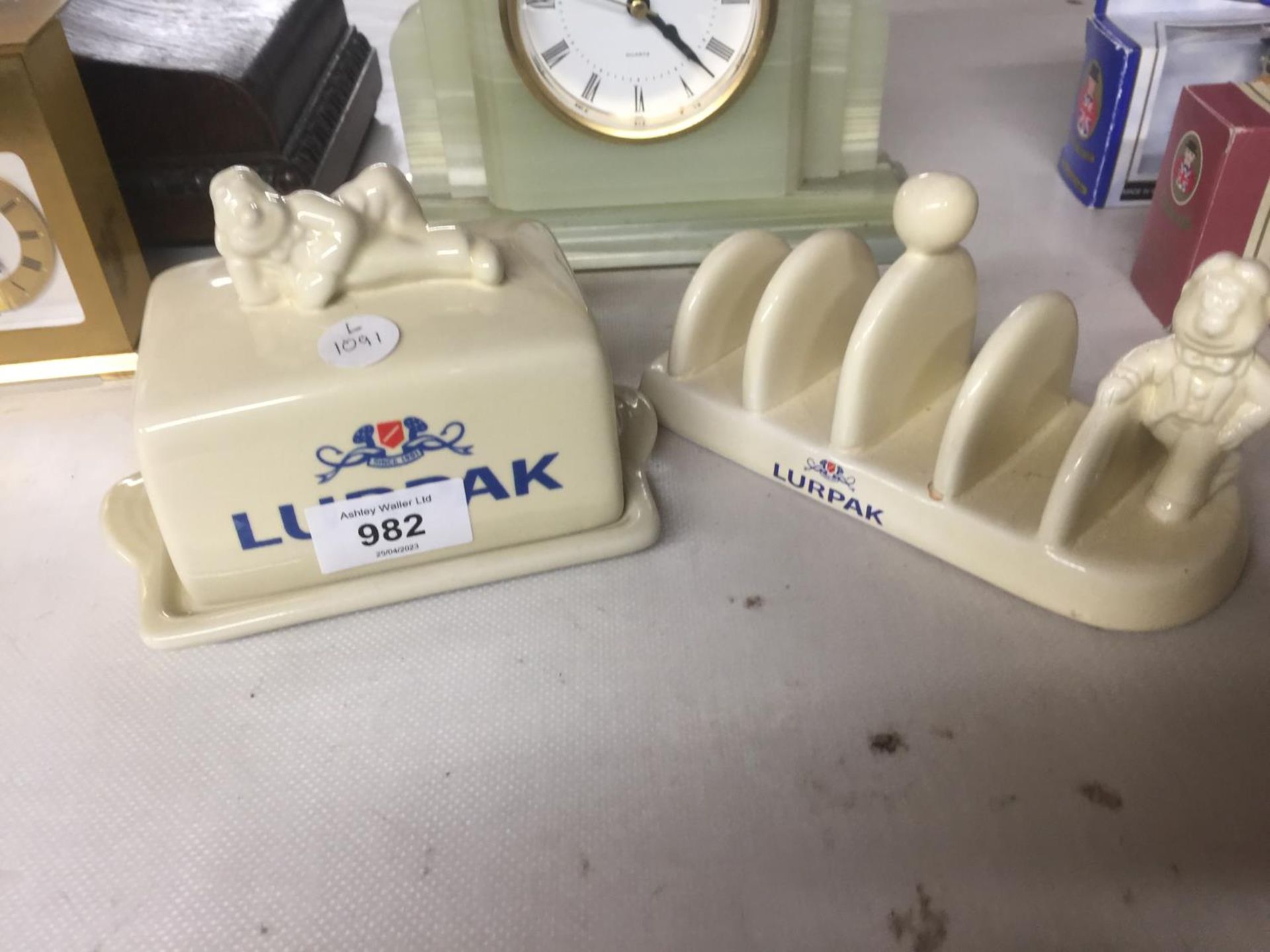 A VINTAGE CHURCHILL ONYX MARBLE MANTLE CLOCK TOGETHER WITH A LURPAK BUTTER DISH AND TOAST RACK - Image 2 of 3