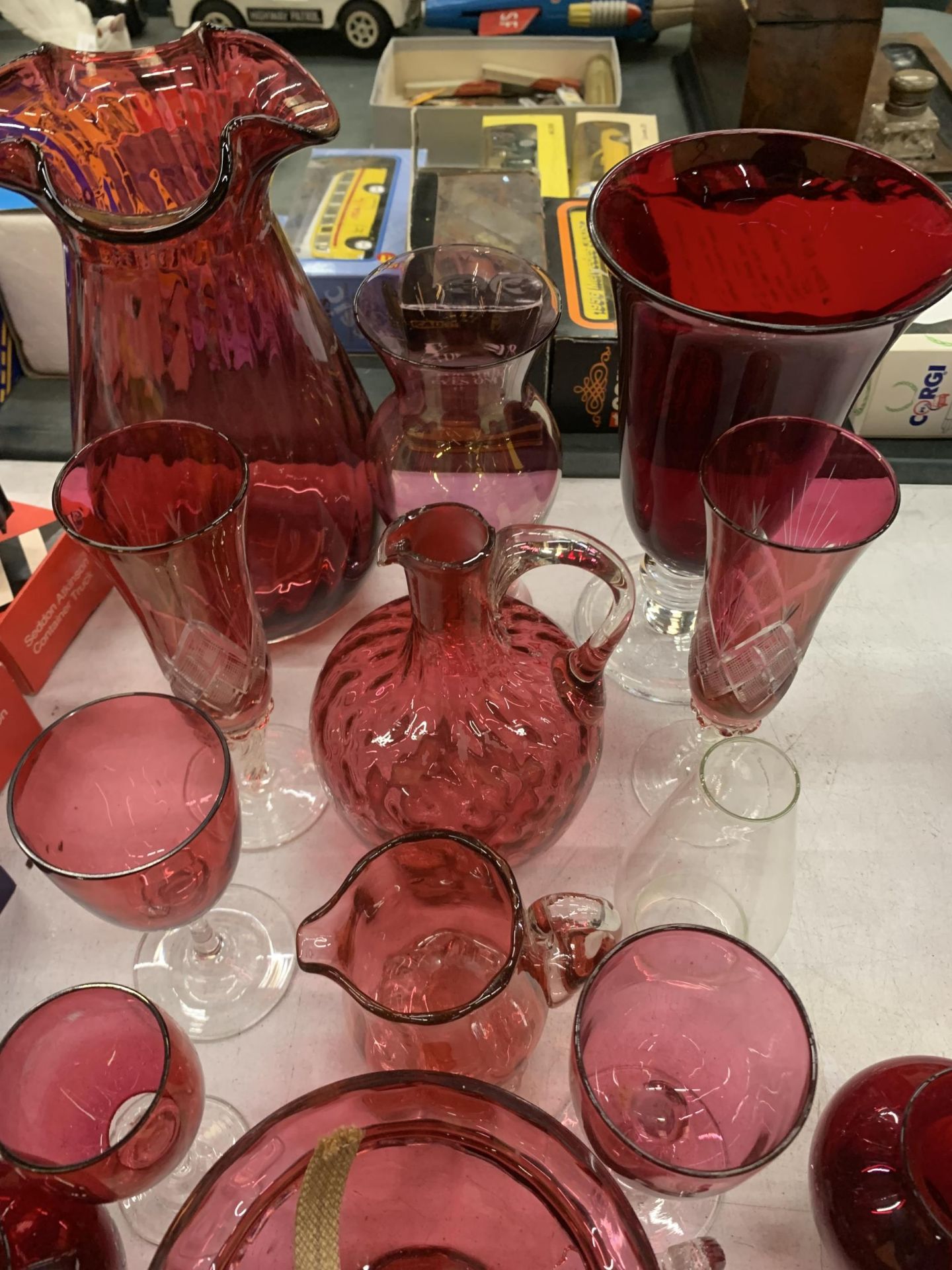 A MIXED GROUP OF VINTAGE CRANBERRY GLASS, JUGS, LARGE VASE ETC - Image 3 of 3