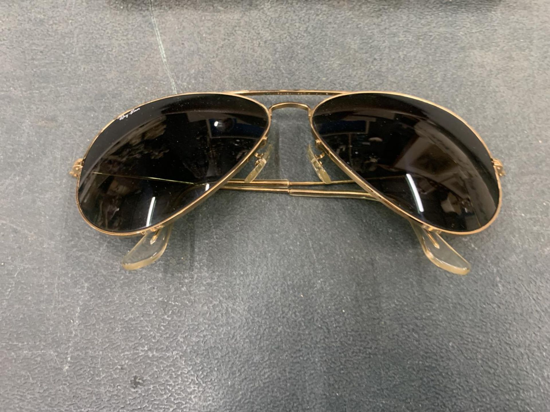 A PAIR OF SUNGLASSES MARKED 'RAY-BAN' IN A CASE - Image 3 of 3