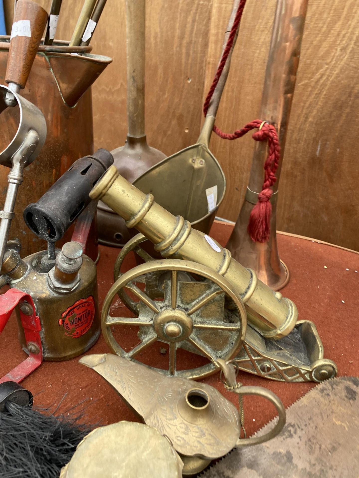 AN ASSORTMENT OF VINTAGE ITEMS TO INCLUDE A BRASS CANON, COPPER HUNTING HORN AND A STONEWARE - Image 3 of 3