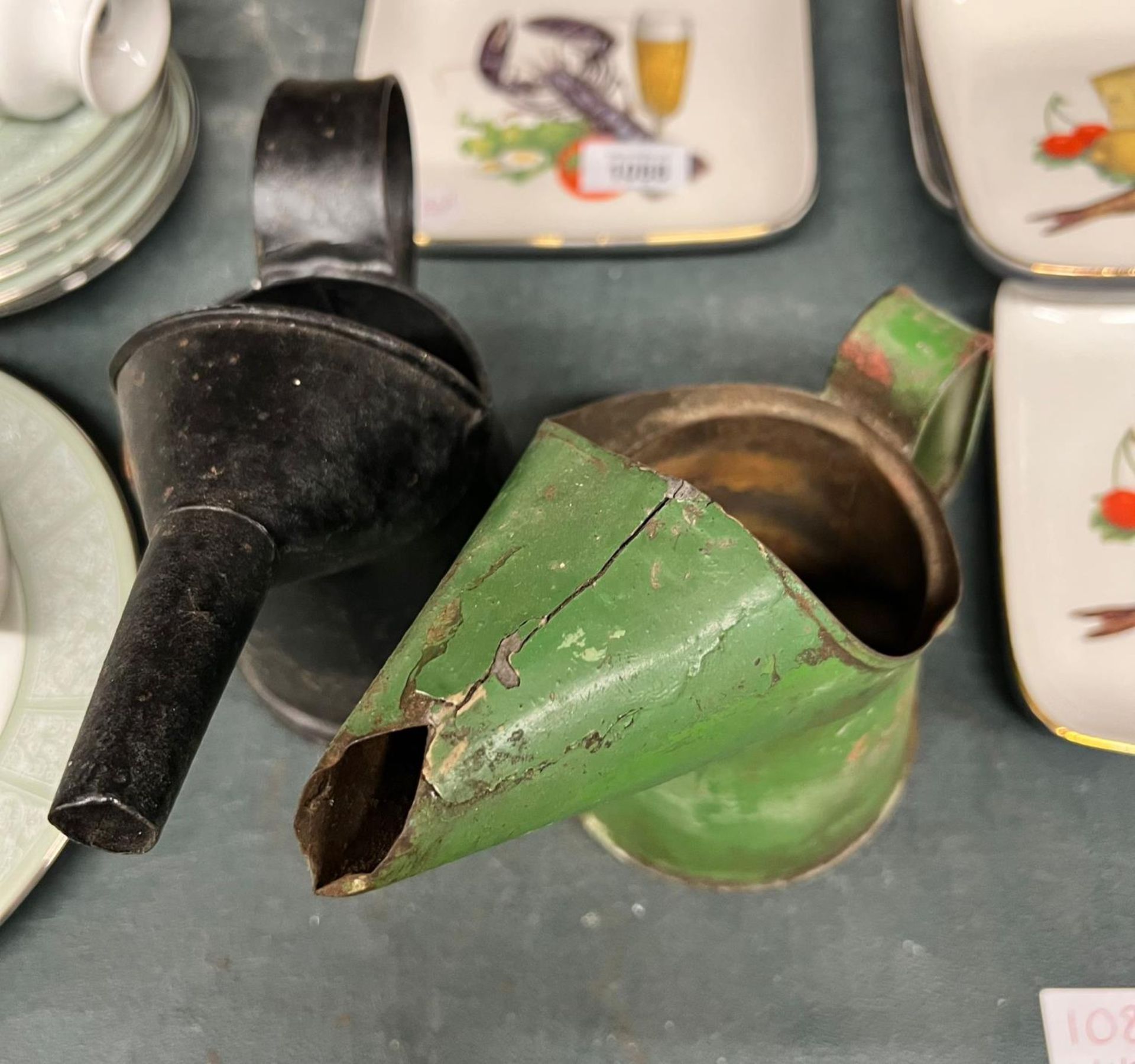 TWO VINTAGE OIL CANS TO INCLUDE A GREEN CASTROL OIL - Image 3 of 8