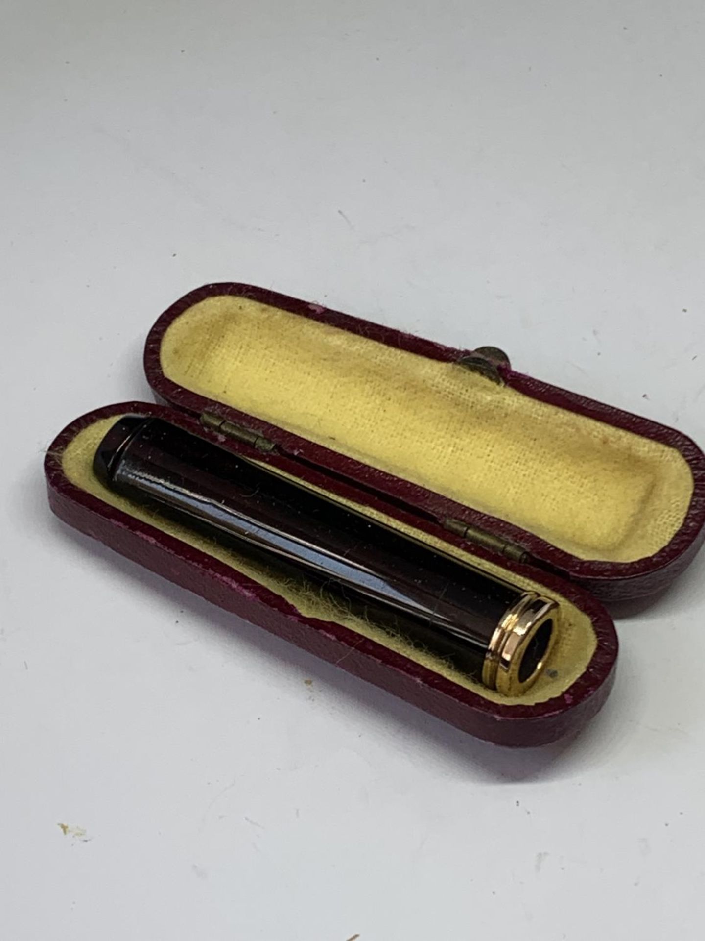 A GOLD TOPPED CHEROOT HOLDER IN A PRESENTATION BOX