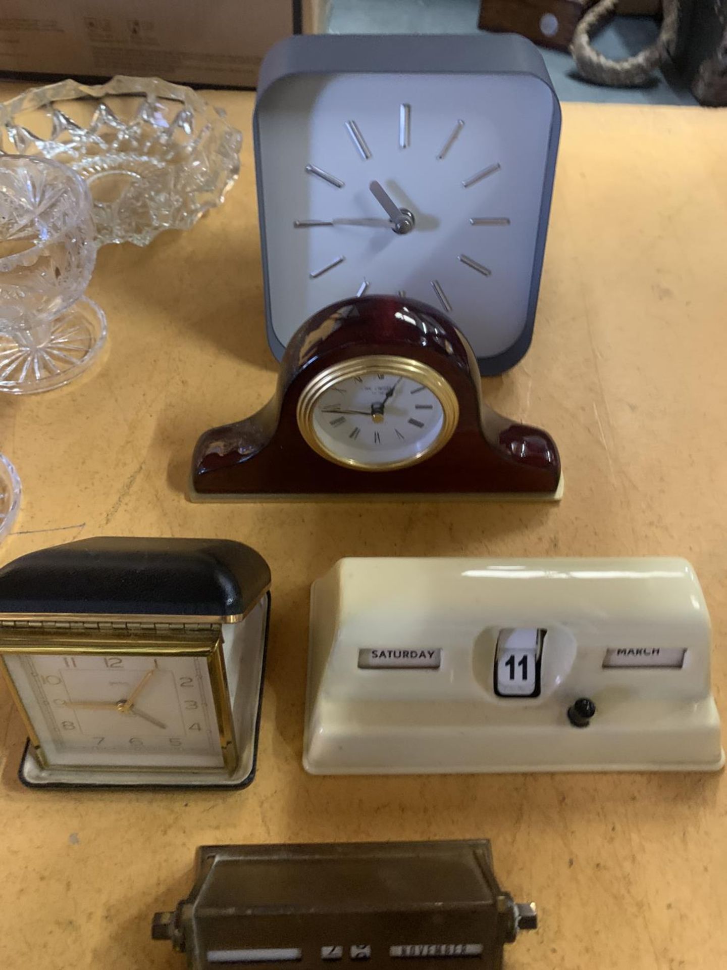 A QUANTITY OF VINTAGE CLOCKS TO INCLUDE TRAVELLING ALARM CLOCKS, MANTLE CLOCKS AND TWO PERPETUAL - Image 2 of 2