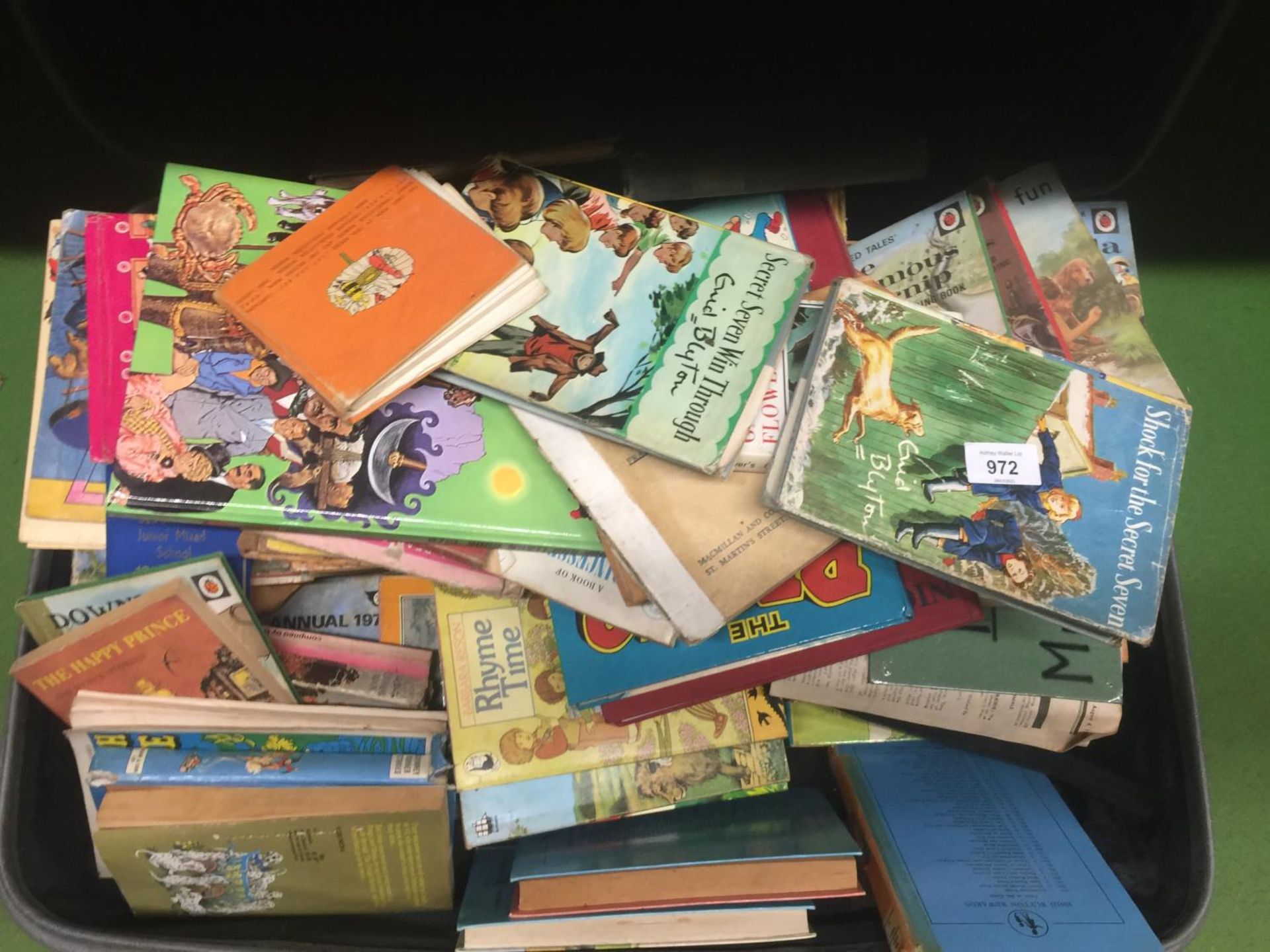 A LARGE QUANTITY OF BOOKS TO INCLUDE ENID BLYTON SHOCK FOR THE SECRET SEVEN LADYBIRD BOOKS SNOW - Bild 2 aus 4