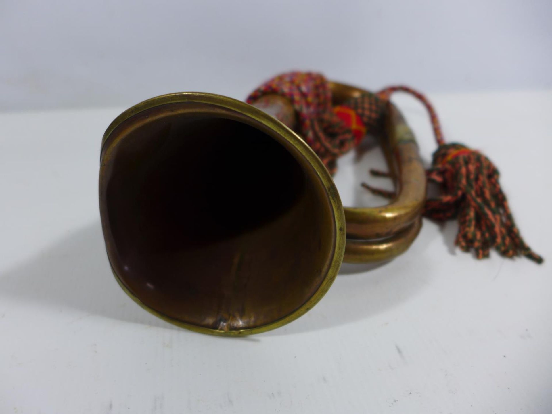 A COPPER AND BRASS BUGLE WITH ONTARIO REGIMENT BADGE - Bild 4 aus 4