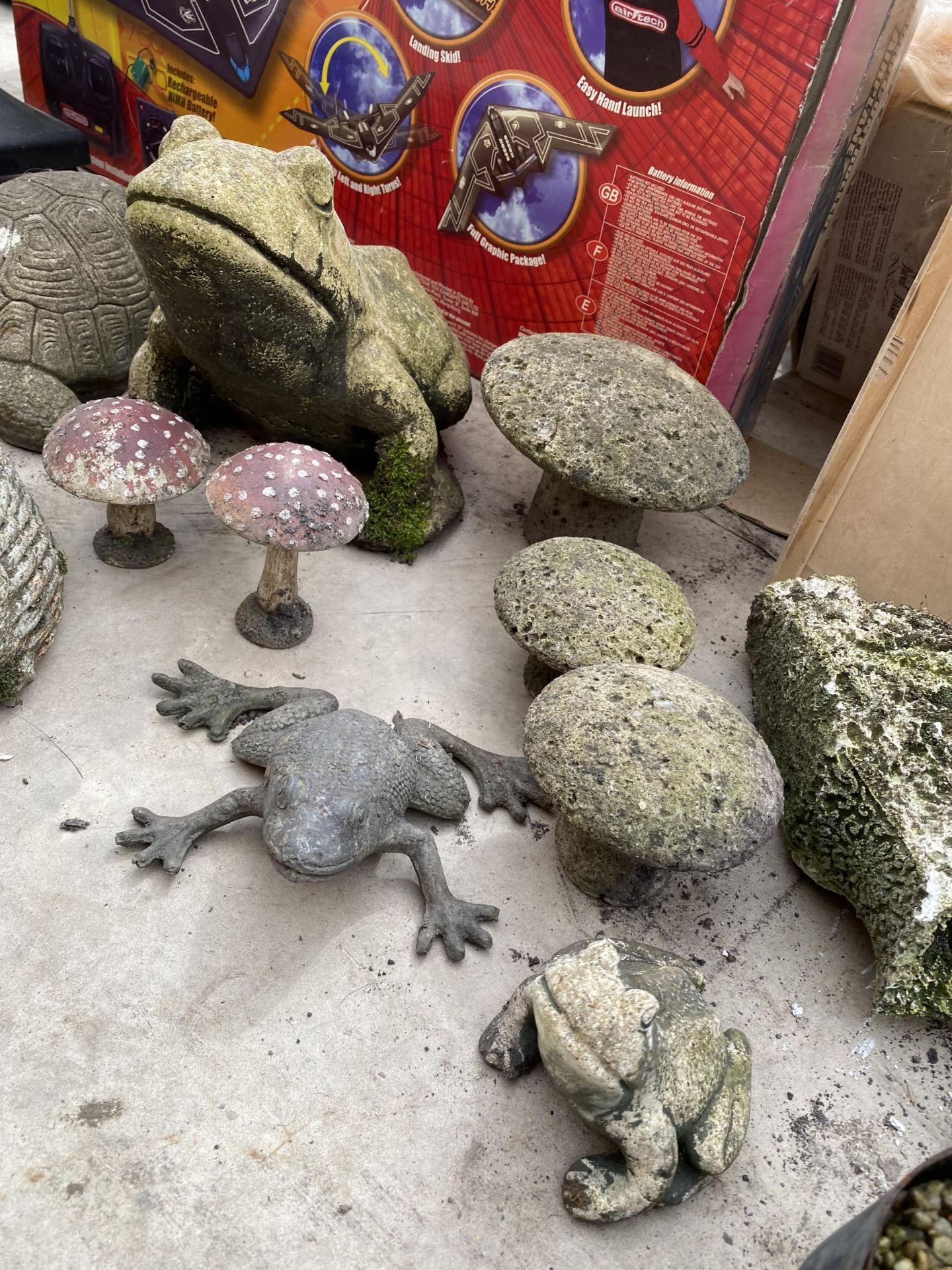 AN ASSORTMENT OF RECONSTITUTED STONE GARDEN FIGURES TO INCLUDE BOOTS, FROGS AND A TURTLE ETC - Image 3 of 5