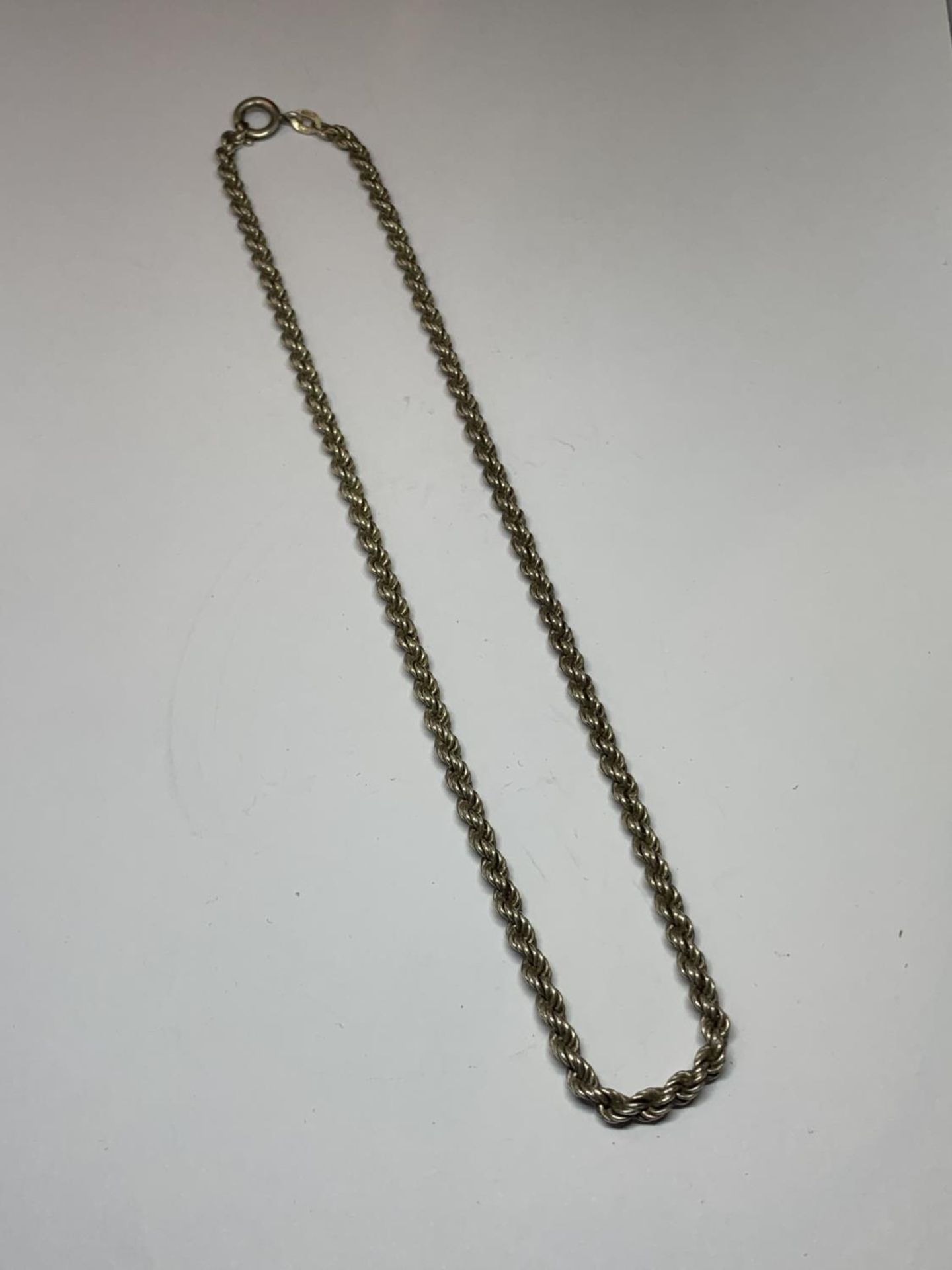 A SILVER ROPE CHAIN NECKLACE