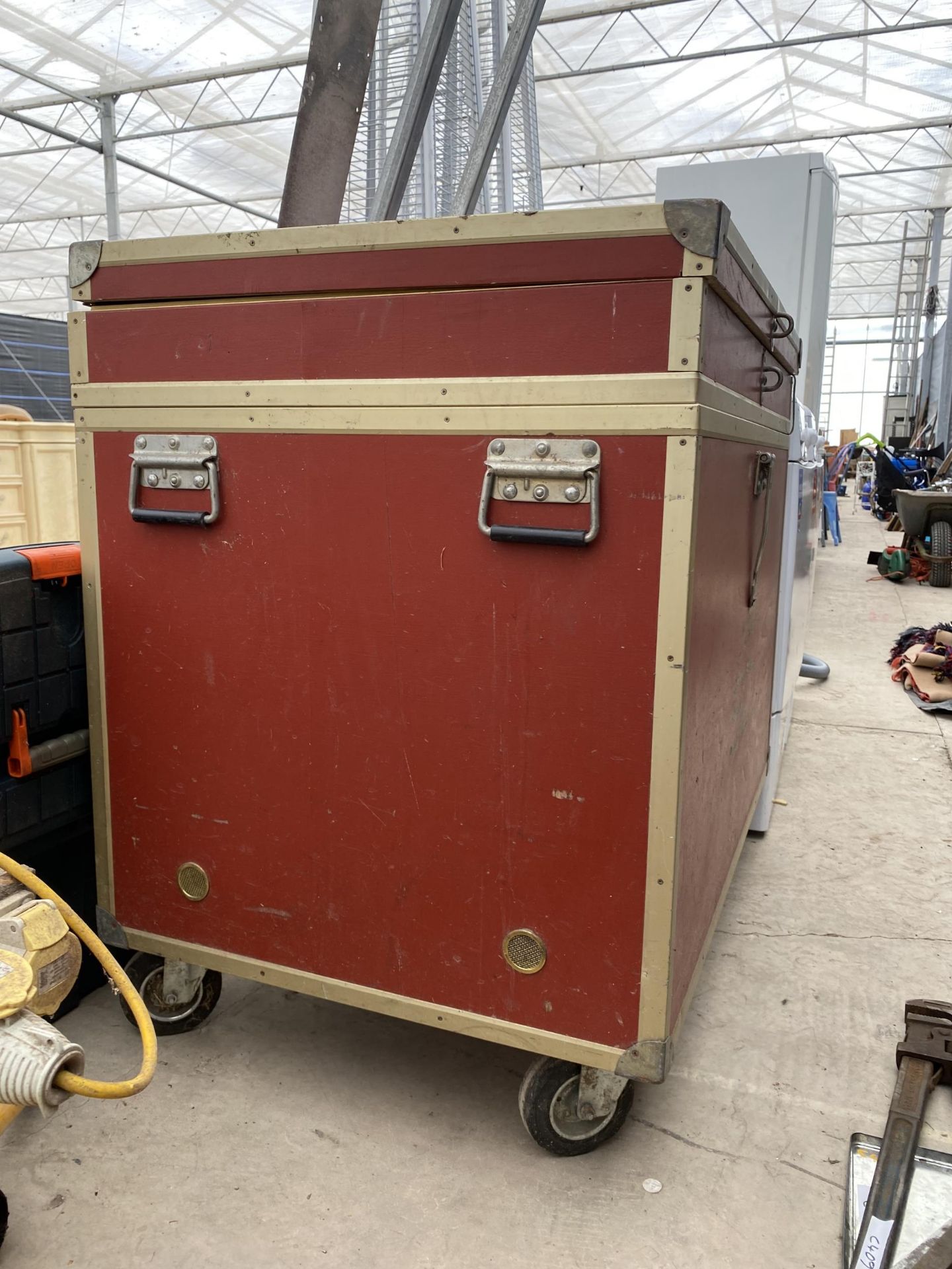 A LARGE HARD CASED FOUR WHEELED STORAGE TROLLEY - Image 2 of 4