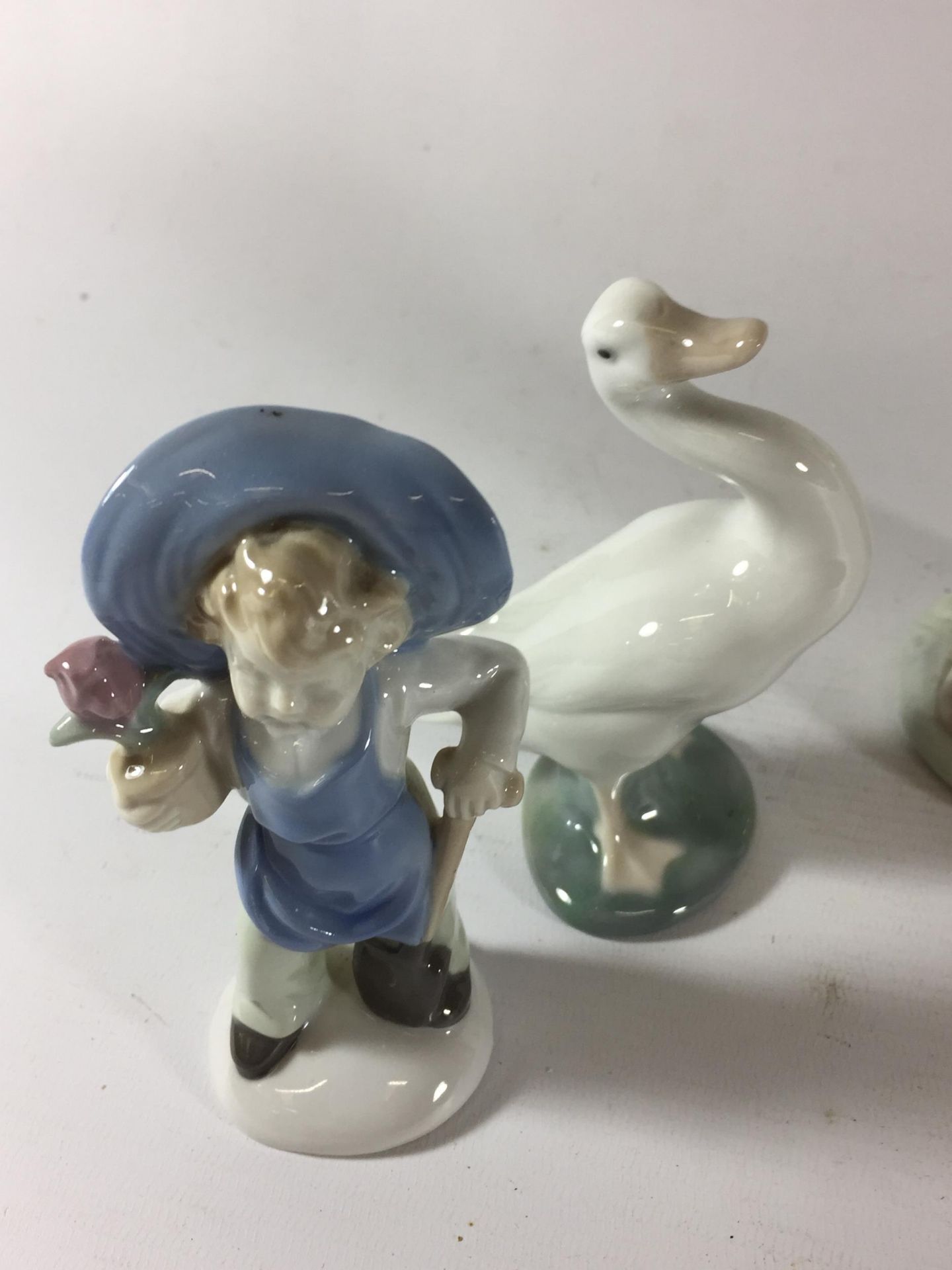 THREE FIGURES TO INCLUDE A LLADRO GOOSE ETC - Image 2 of 4