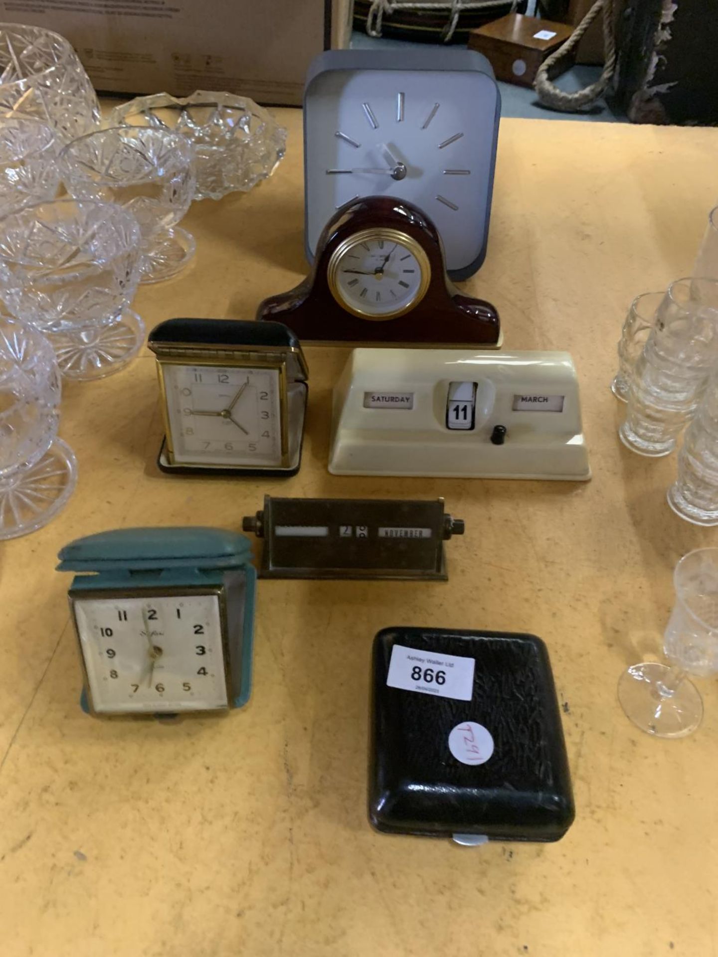 A QUANTITY OF VINTAGE CLOCKS TO INCLUDE TRAVELLING ALARM CLOCKS, MANTLE CLOCKS AND TWO PERPETUAL