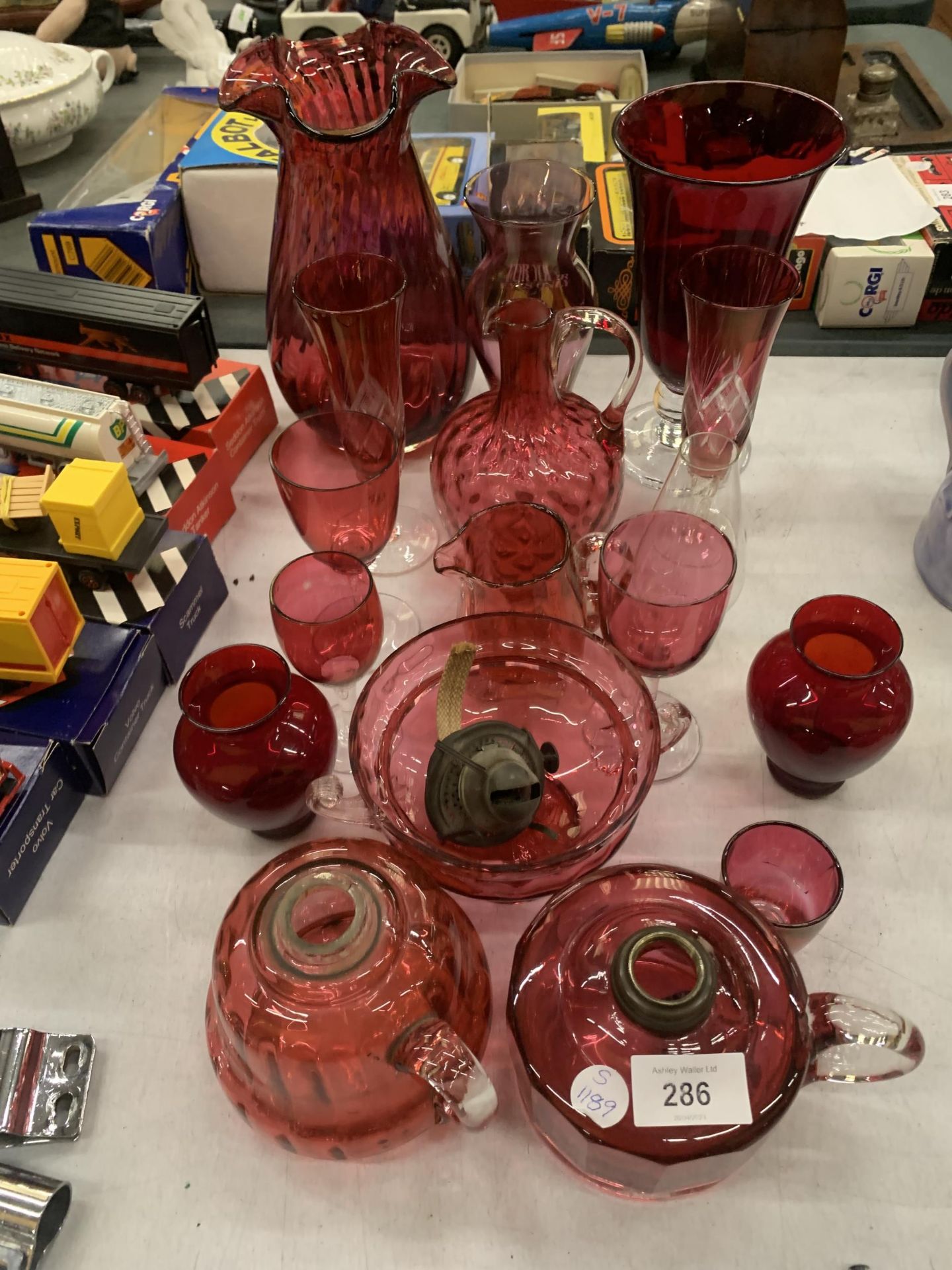 A MIXED GROUP OF VINTAGE CRANBERRY GLASS, JUGS, LARGE VASE ETC