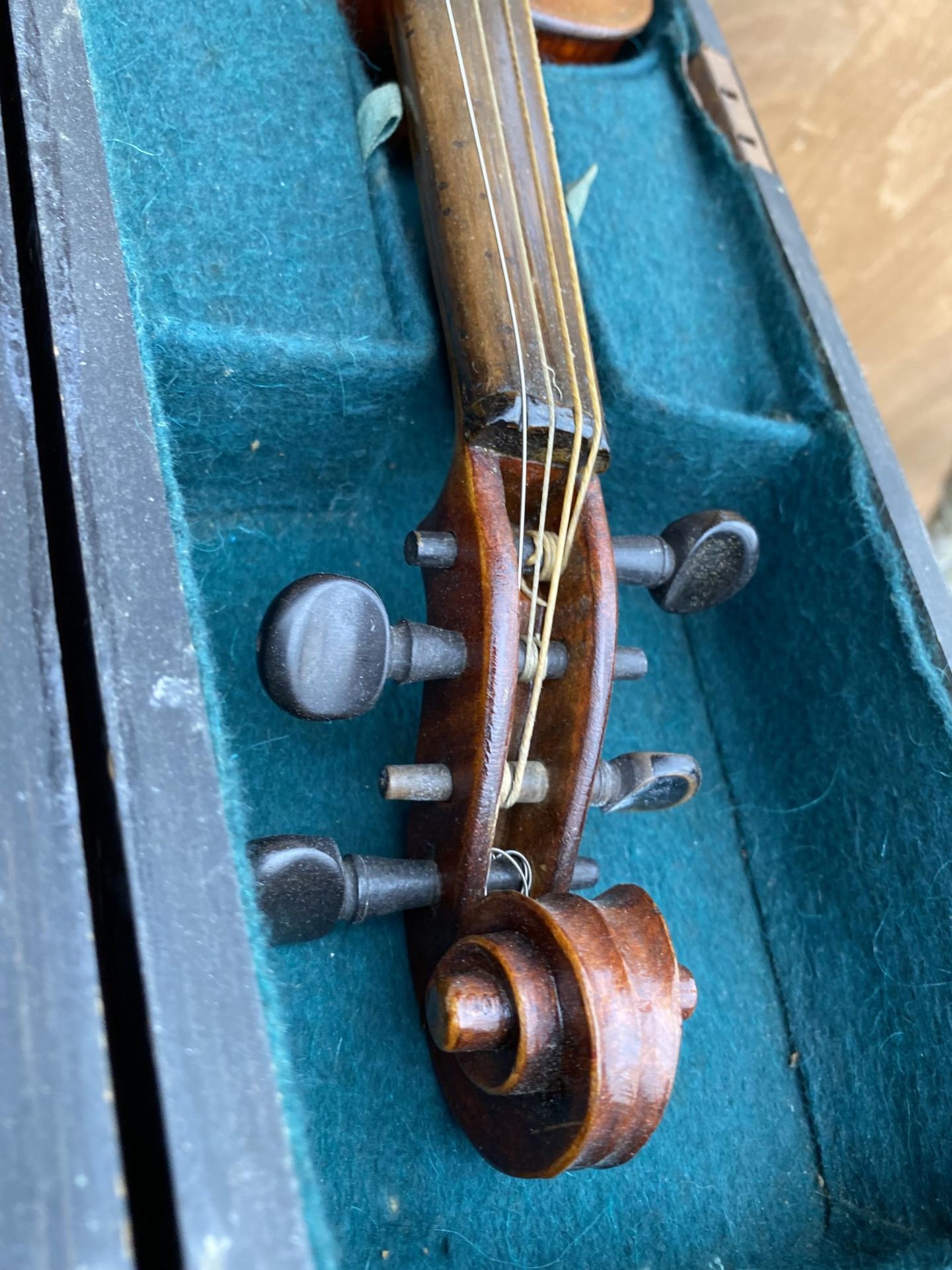 A VINTAGE VIOLIN WITH CARRY CASE - Image 3 of 3