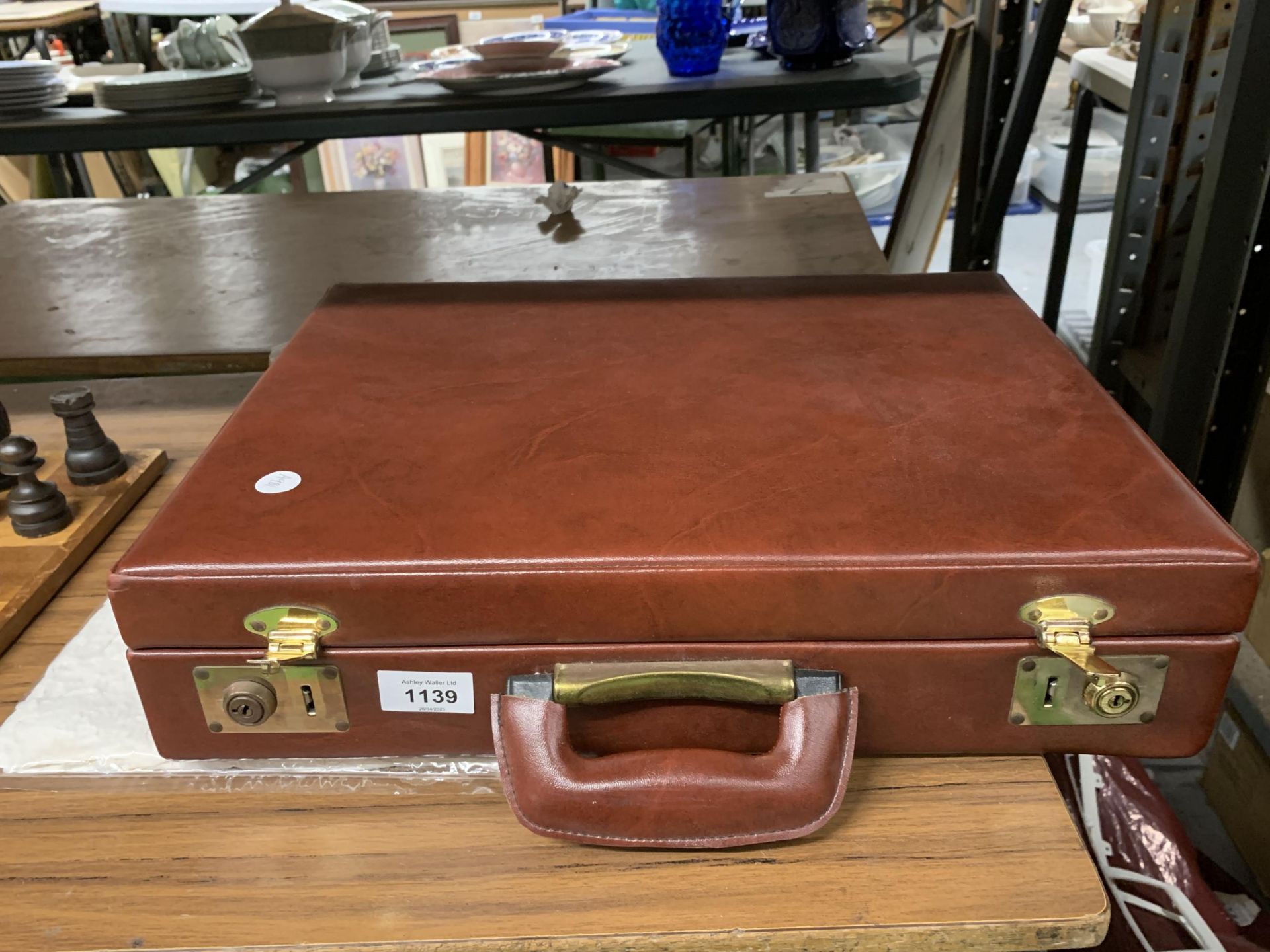 A VINTAGE SUITCASE CONTAINING A QUANTITY OF CRAFT ITEMS - Image 2 of 4