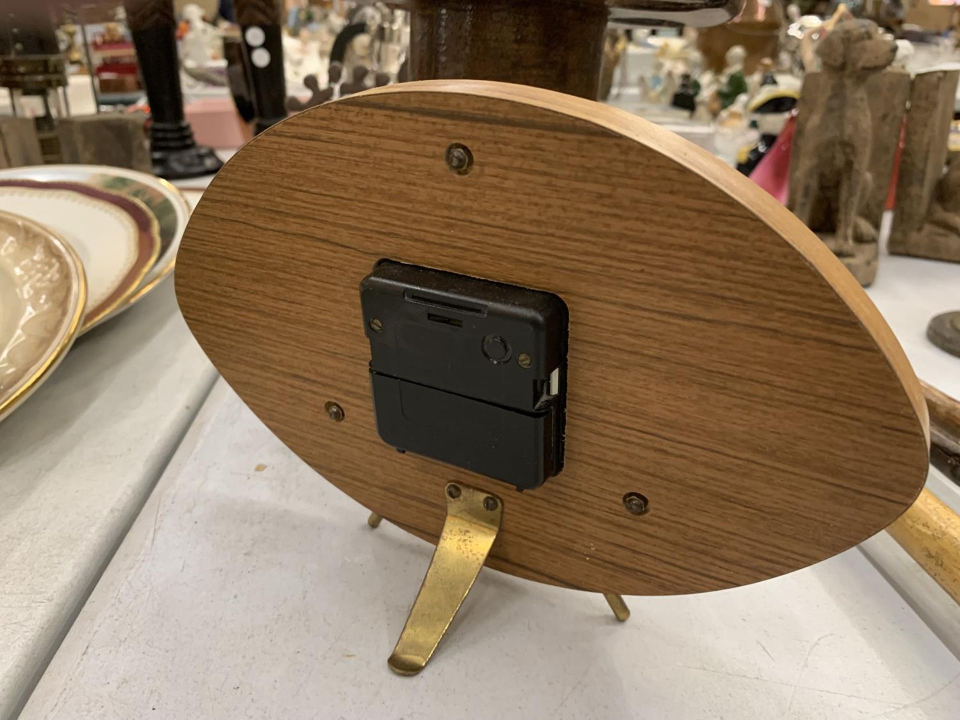 A VINTAGE MAHOGANY RUBBER STAMP STAND HEIGHT APPROX 36CM PLUS A MID CENTURY TEAK MANTLE CLOCK - Bild 4 aus 6