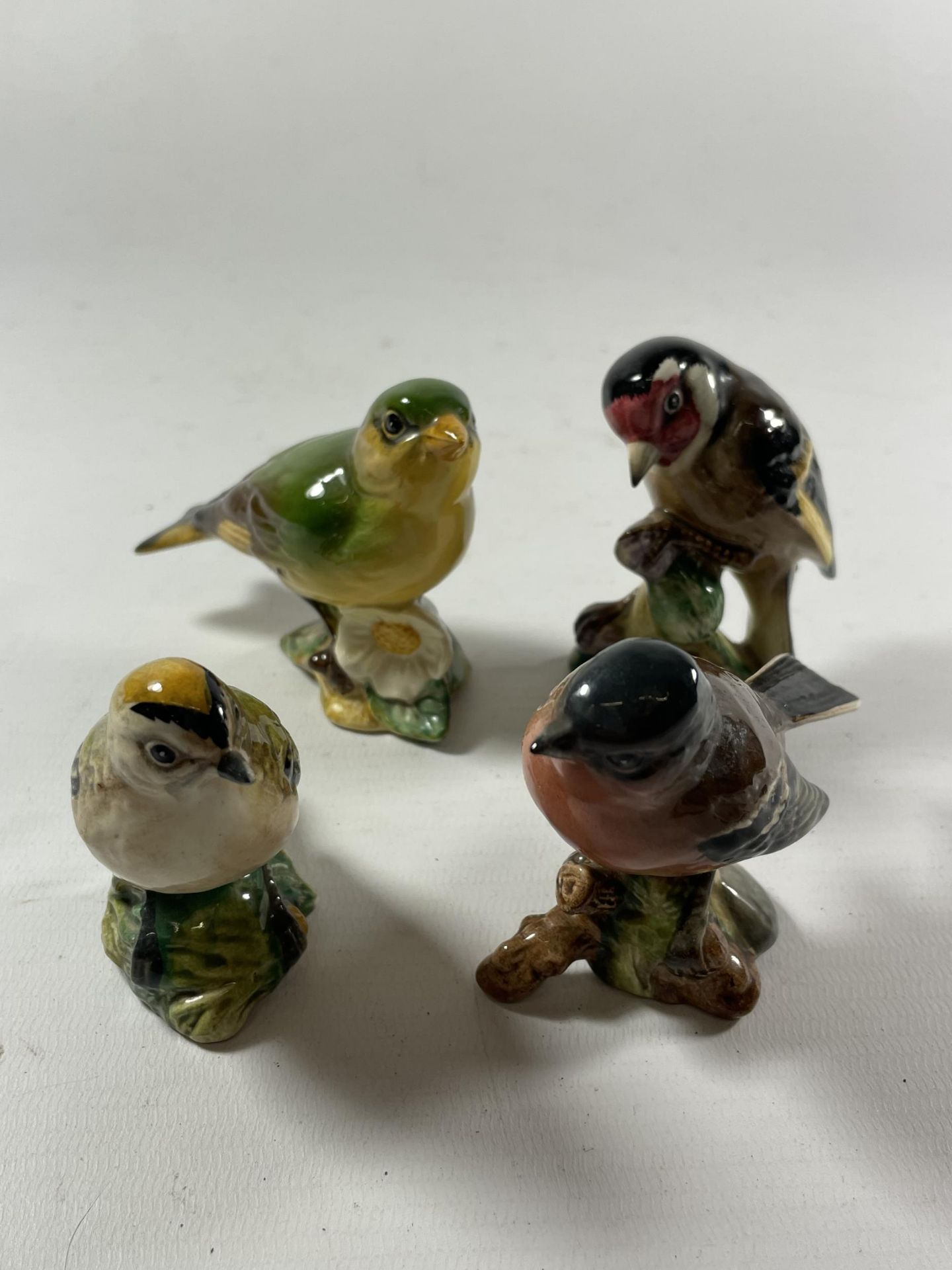 FOUR BESWICK BIRDS TO INCLUDE A GREENFINCH, GOLDCREST, CHAFFINCH AND A GOLDFINCH