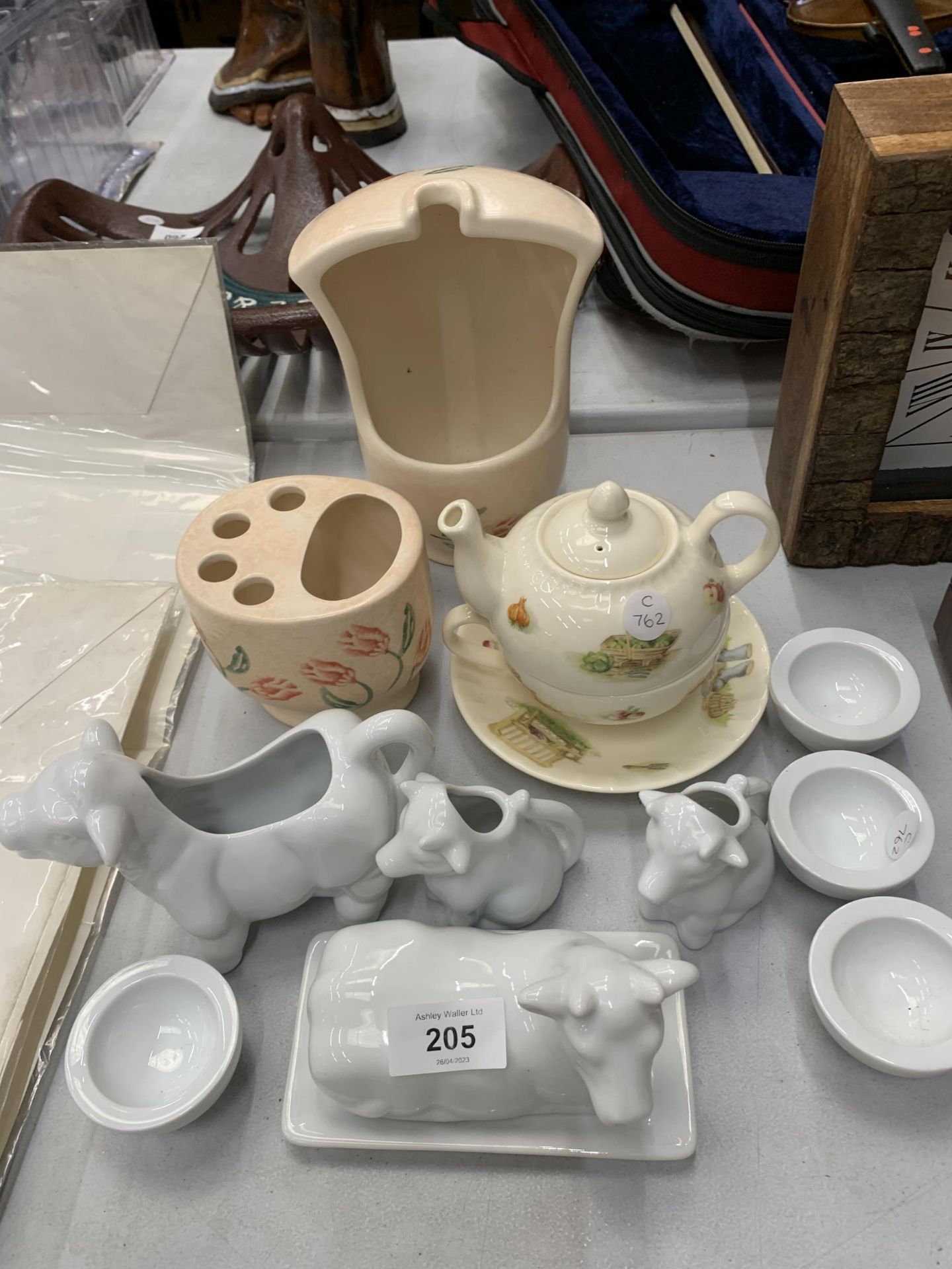 A MIXED LOT TO INCLUDE COW DESIGN JUGS, BUTTER DISH, AYNSLEY TEAPOT ETC