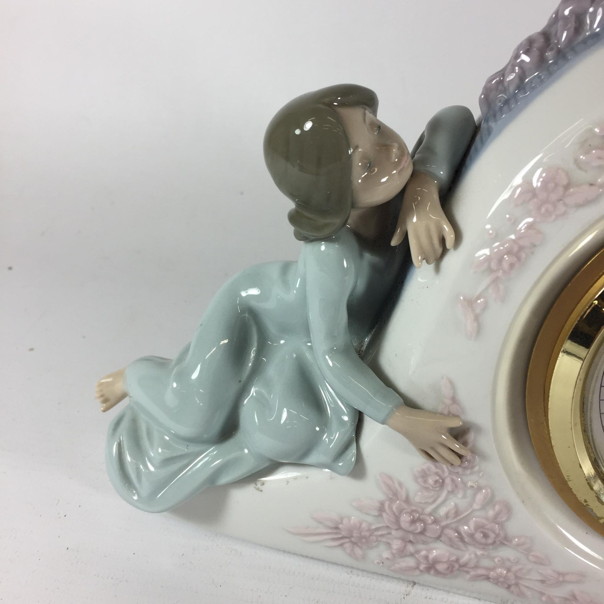 A LLADRO 'TWO SISTERS' MANTLE CLOCK, NO. 5776 - Image 4 of 6