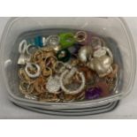 A QUANTITY OF COSTUME JEWELLERY RINGS AND EARRINGS