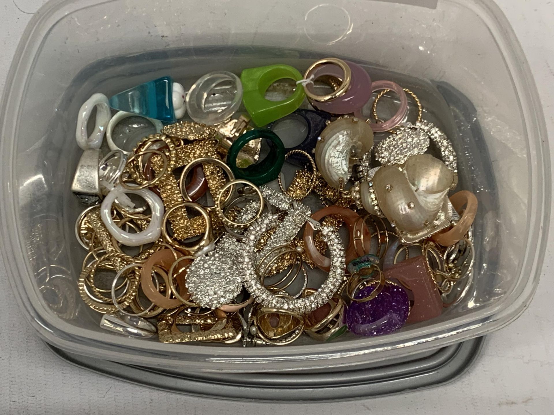 A QUANTITY OF COSTUME JEWELLERY RINGS AND EARRINGS