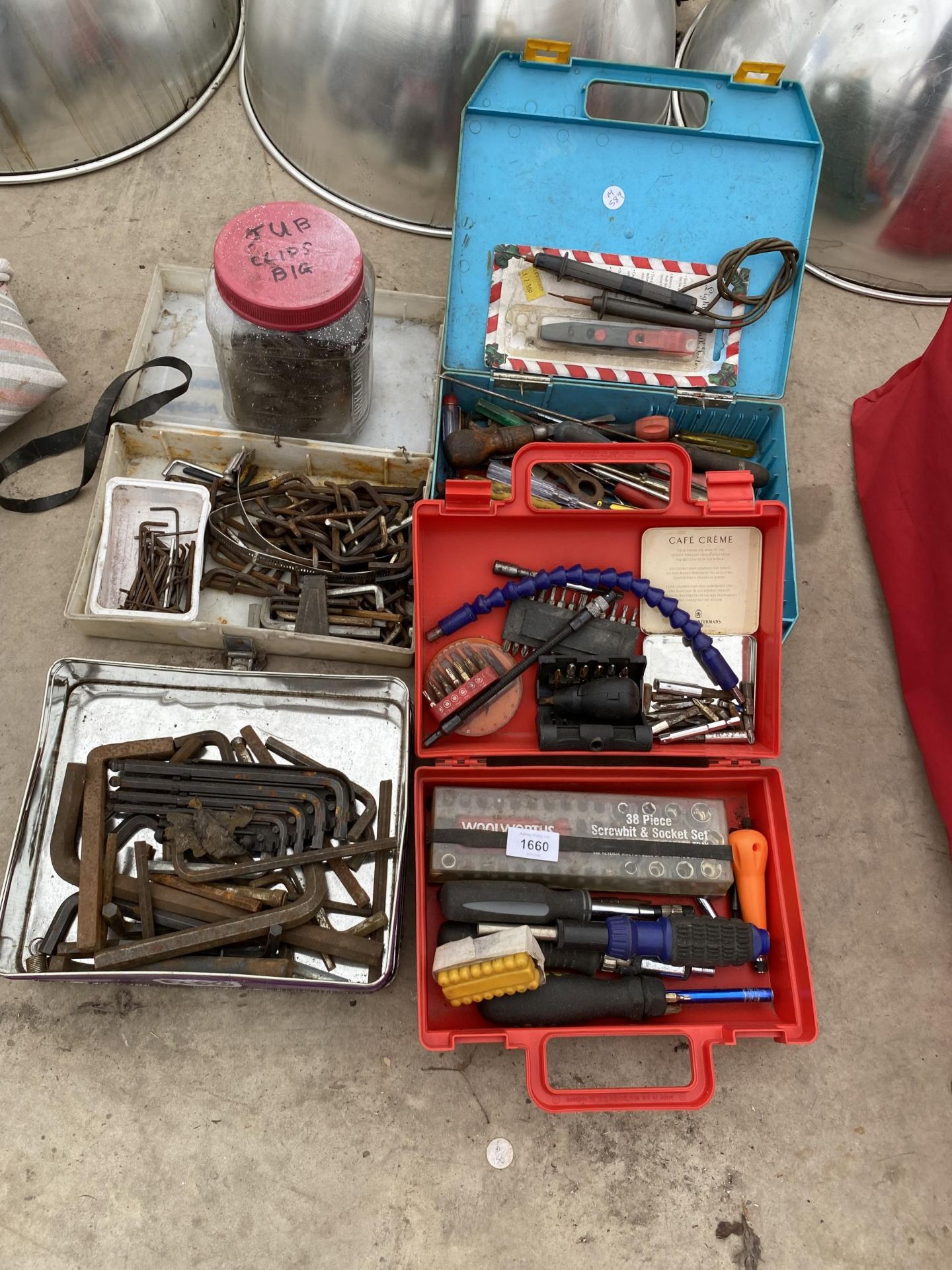 AN ASSORTMENT OF TOOLS TO INCLUDE ALAN KEYS AND SOCKETS ETC