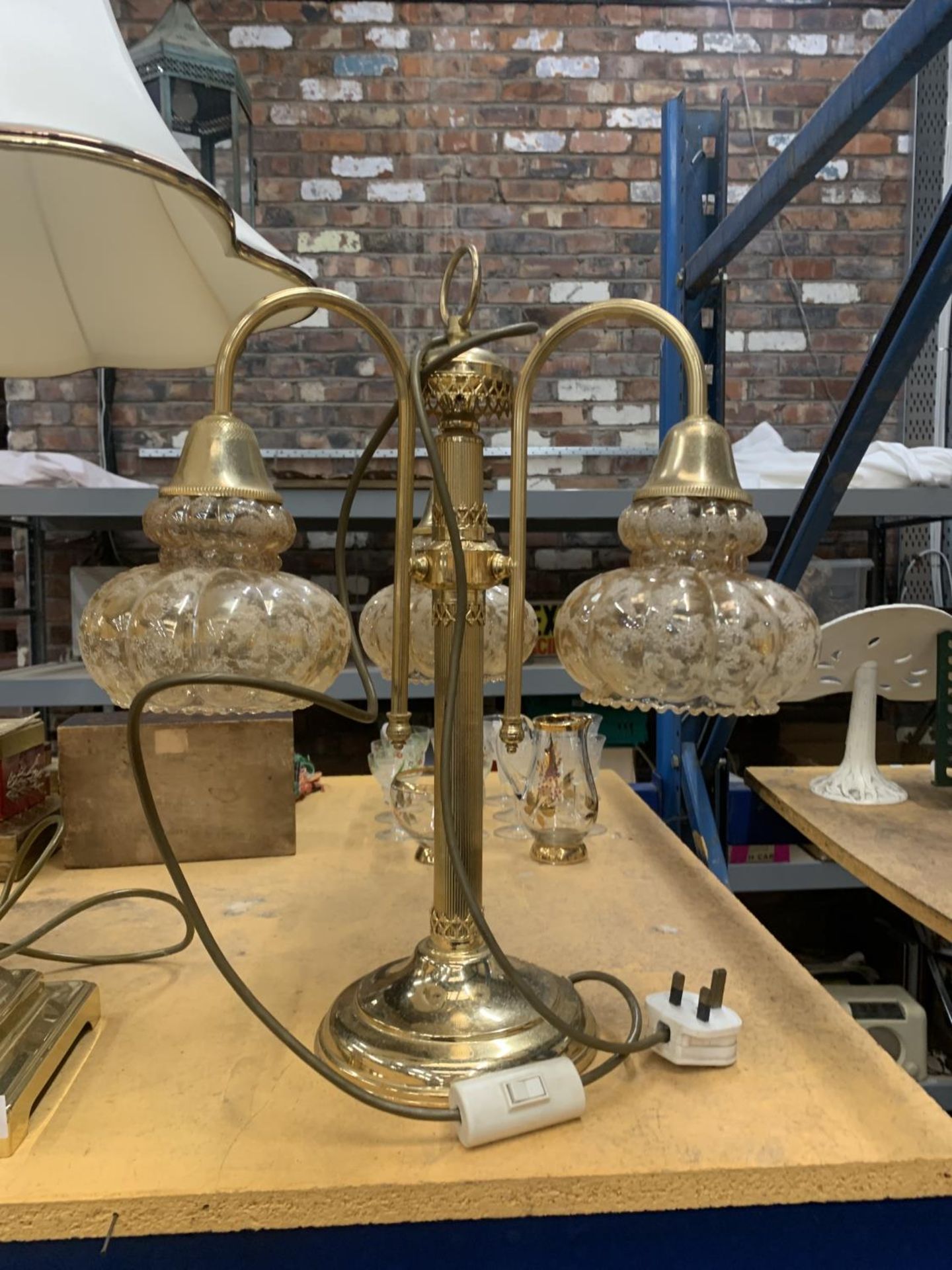 TWO BRASS TABLE LAMPS, ONE WITH A COLUMN STYLE BASE AND THE OTHER WITH THREE BRANCHES AND GLASS - Image 3 of 3