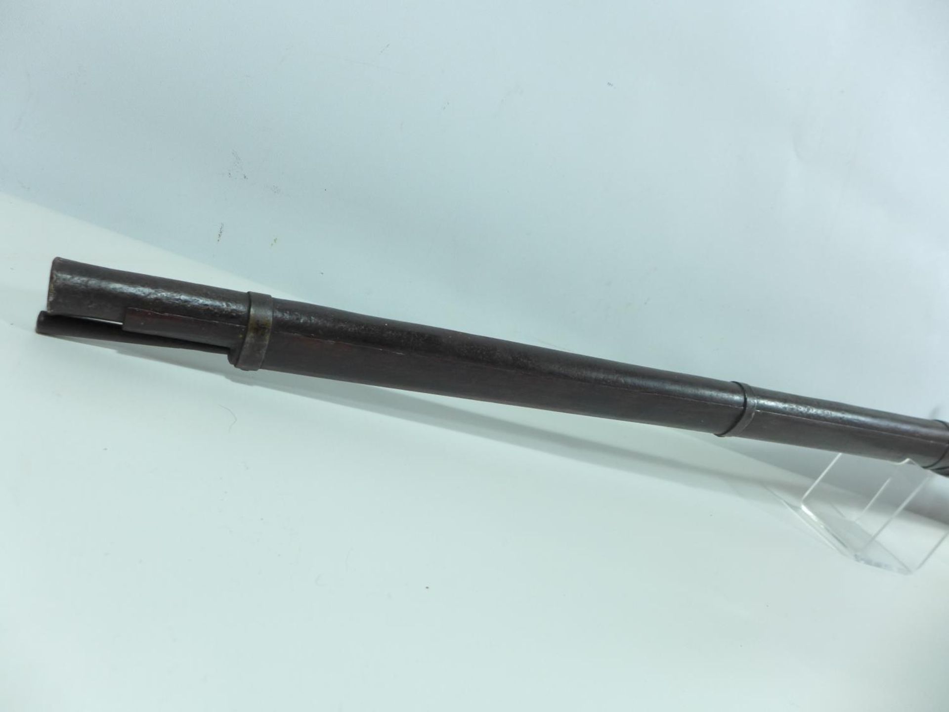 AN ANTIQUE MATCHLOCK MUSKET, 85CM BARREL, LENGTH 138CM - Image 6 of 8