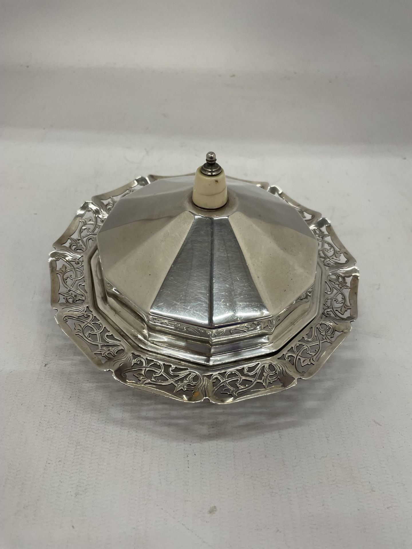 A GEORGE V SILVER LIDDED BUTTER DISH, HALLMARKS FOR SHEFFIELD 1934, MAKERS VINERS LTD, SILVER WEIGHT