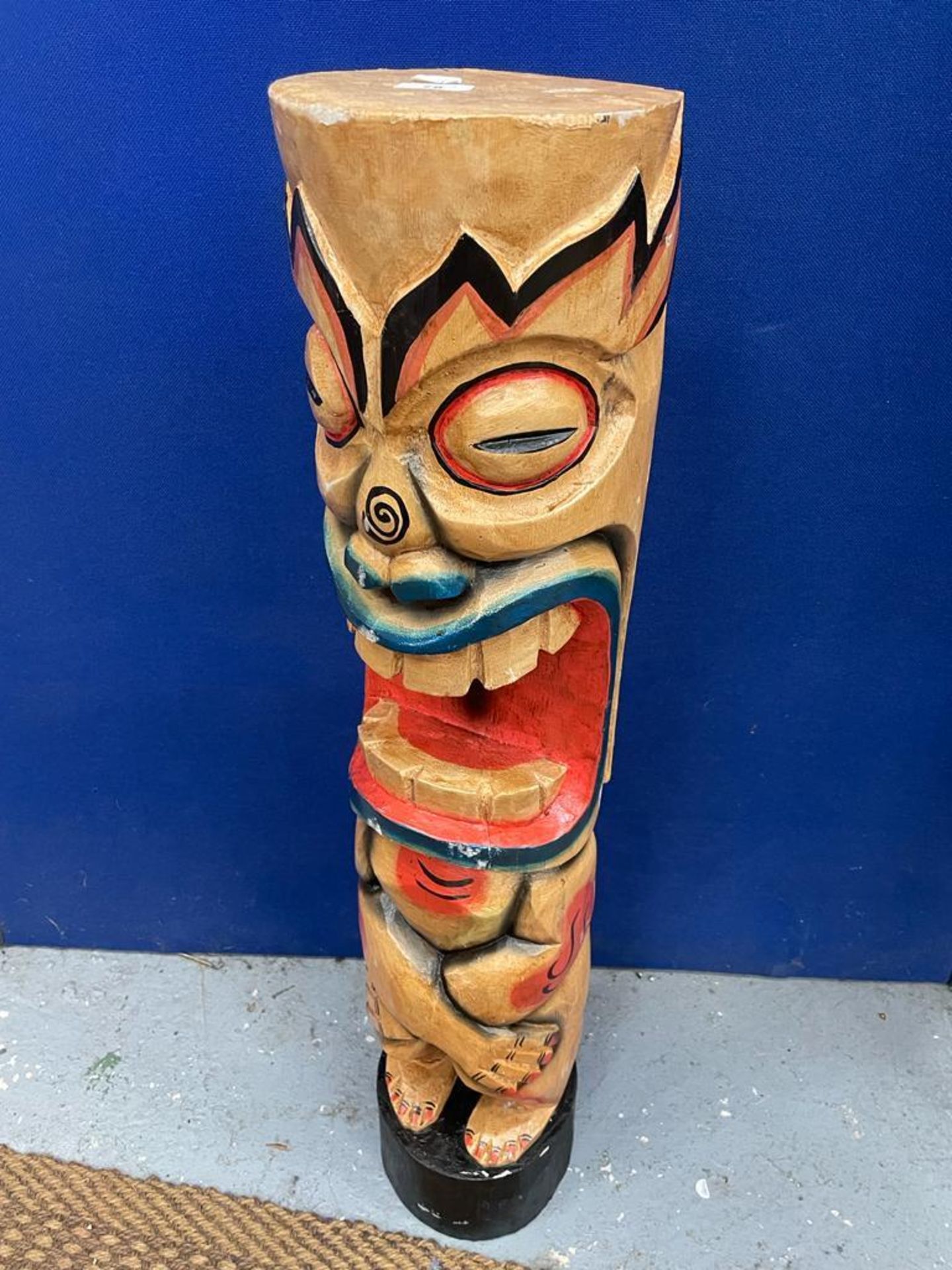 A LARGE WOODEN TIKI STATUE