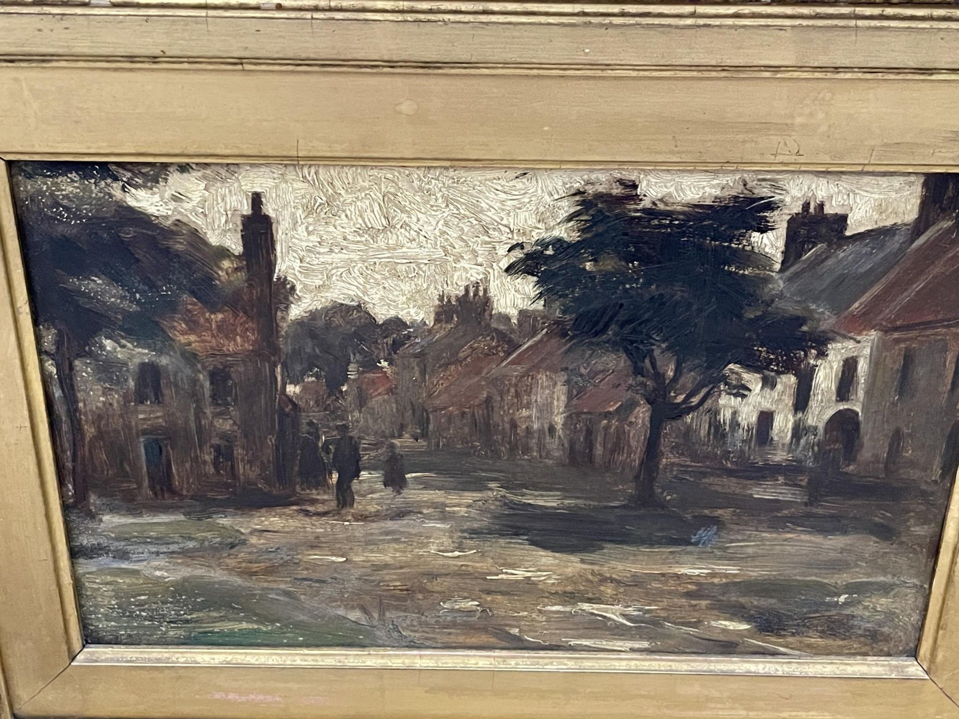 AN ANTIQUE GILT FRAMED OIL PAINTING OF A VILLAGE SCENE, UNSIGNED - Image 3 of 3