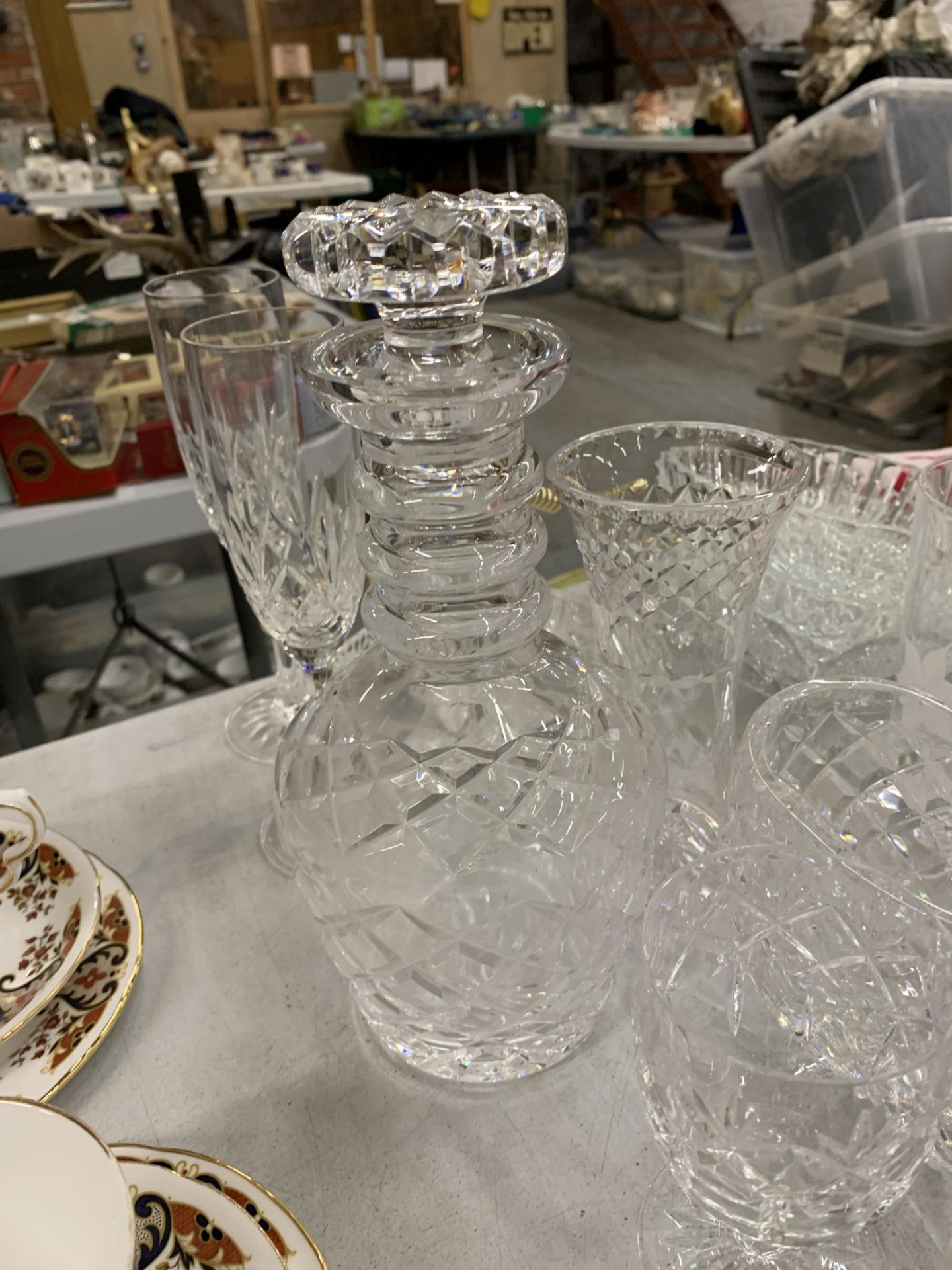 A LARGE QUANTITY OF GLASSWARE TO INCLUDE A DECANTER, BRANDY GLASSES, WINE GLASSES, TUMBLERS, ETC., - Image 2 of 4