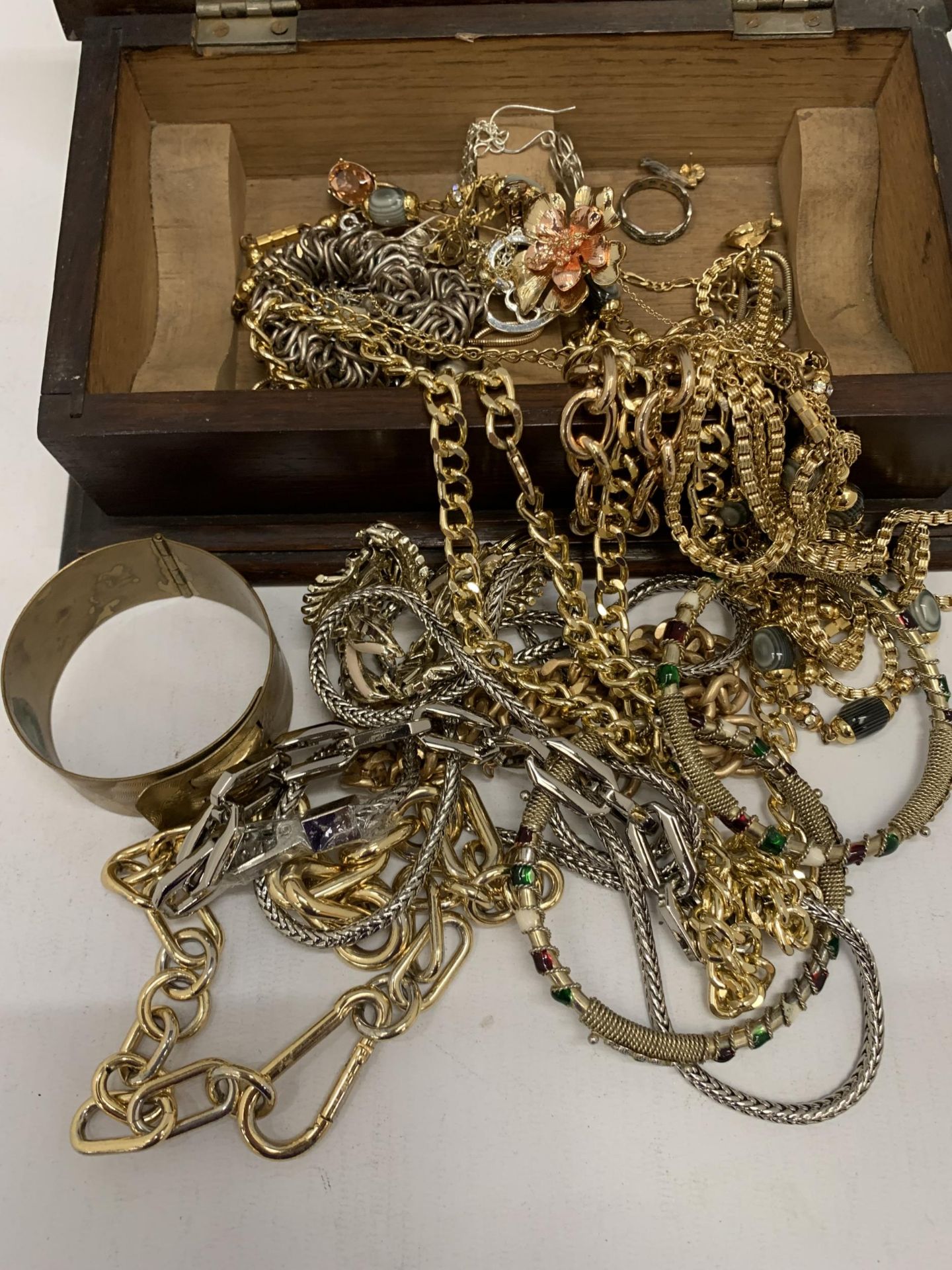 A WOODEN BOX OF ASSORTED YELLOW METAL JEWELLERY - Image 2 of 4