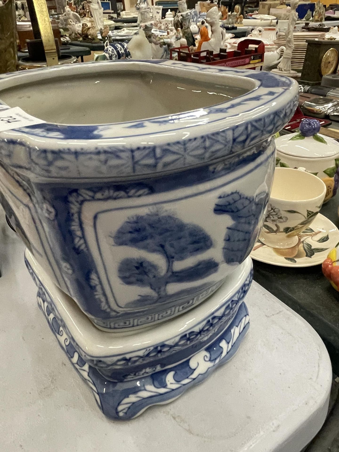 A MODERN CHINESE BLUE AND WHITE PLANTER ON STAND - Image 2 of 4