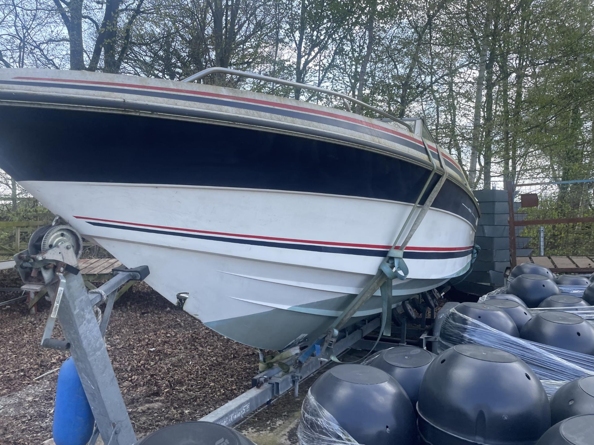 A SUNSEEKER PORTOFINO XPS21 MOTOR BOAT - A RESTORATION PROJECT, THE BOAT INCLUDES ITS MERCRUISER 3 - Image 8 of 32